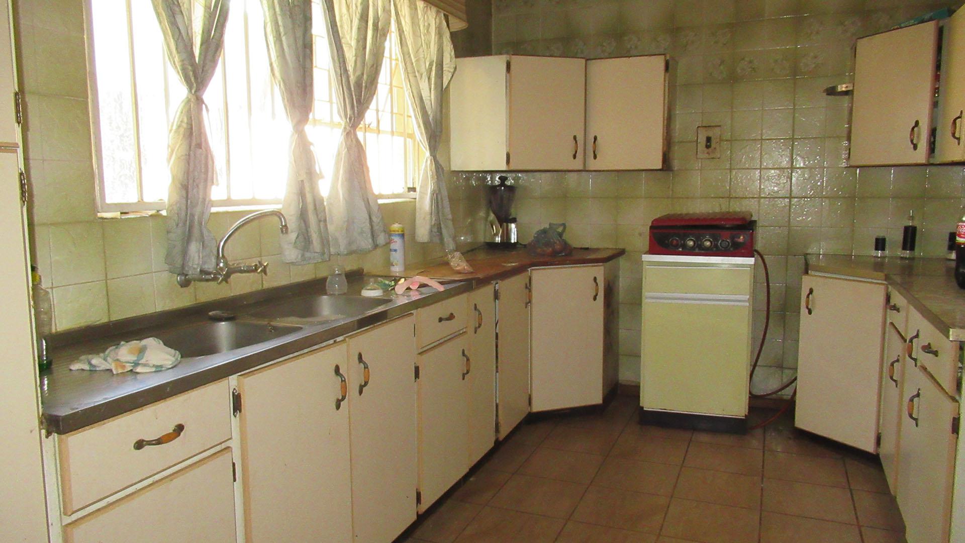 Kitchen - 30 square meters of property in Welverdiend