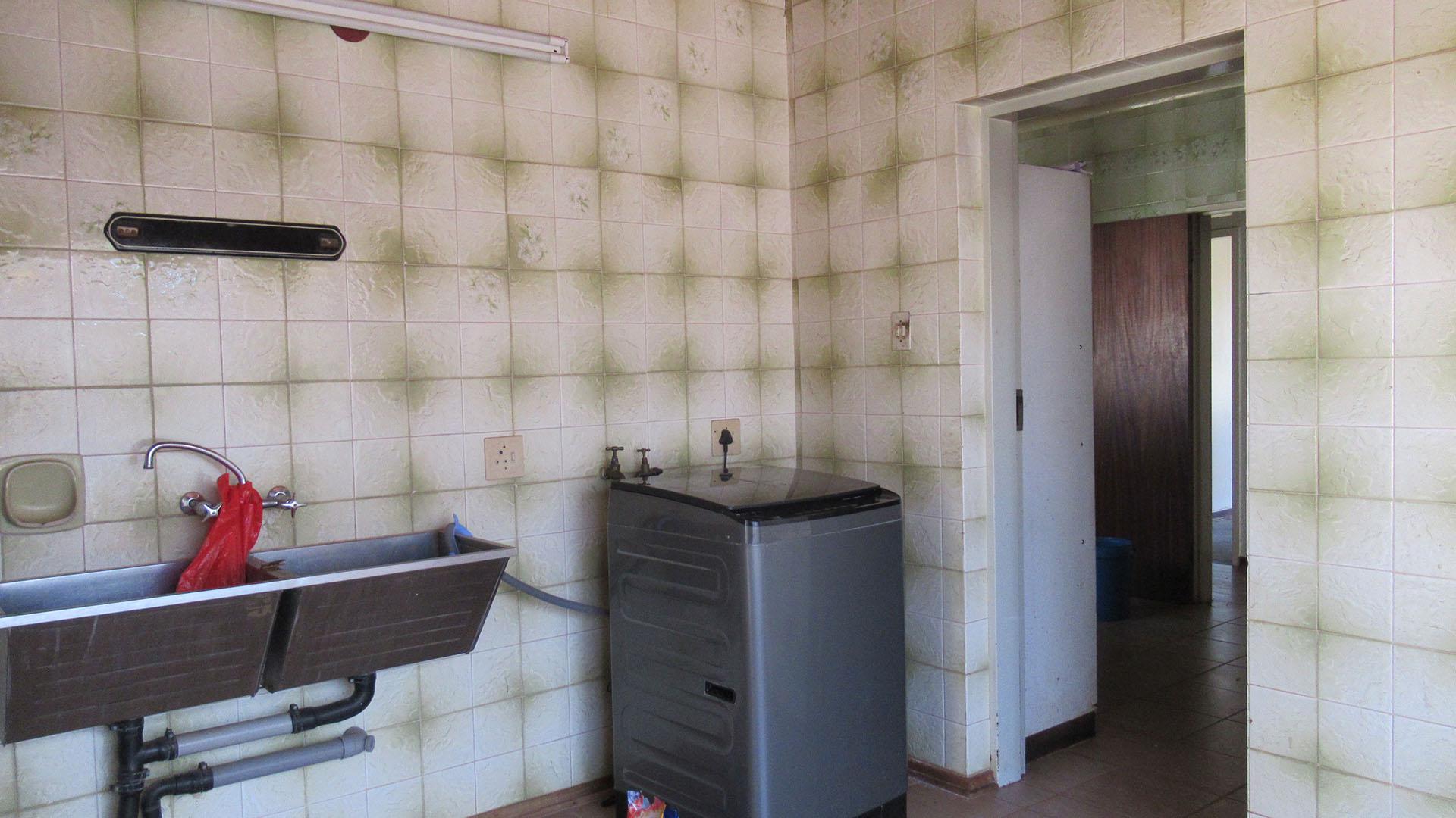 Kitchen - 30 square meters of property in Welverdiend