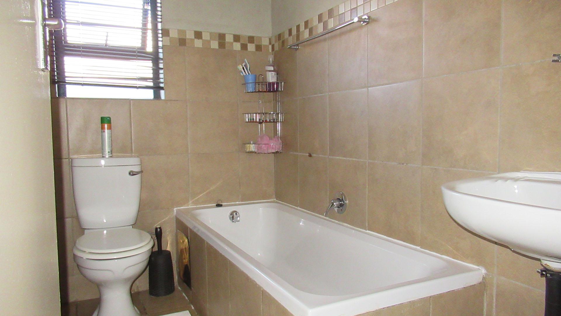 Bathroom 1 - 4 square meters of property in Protea Glen