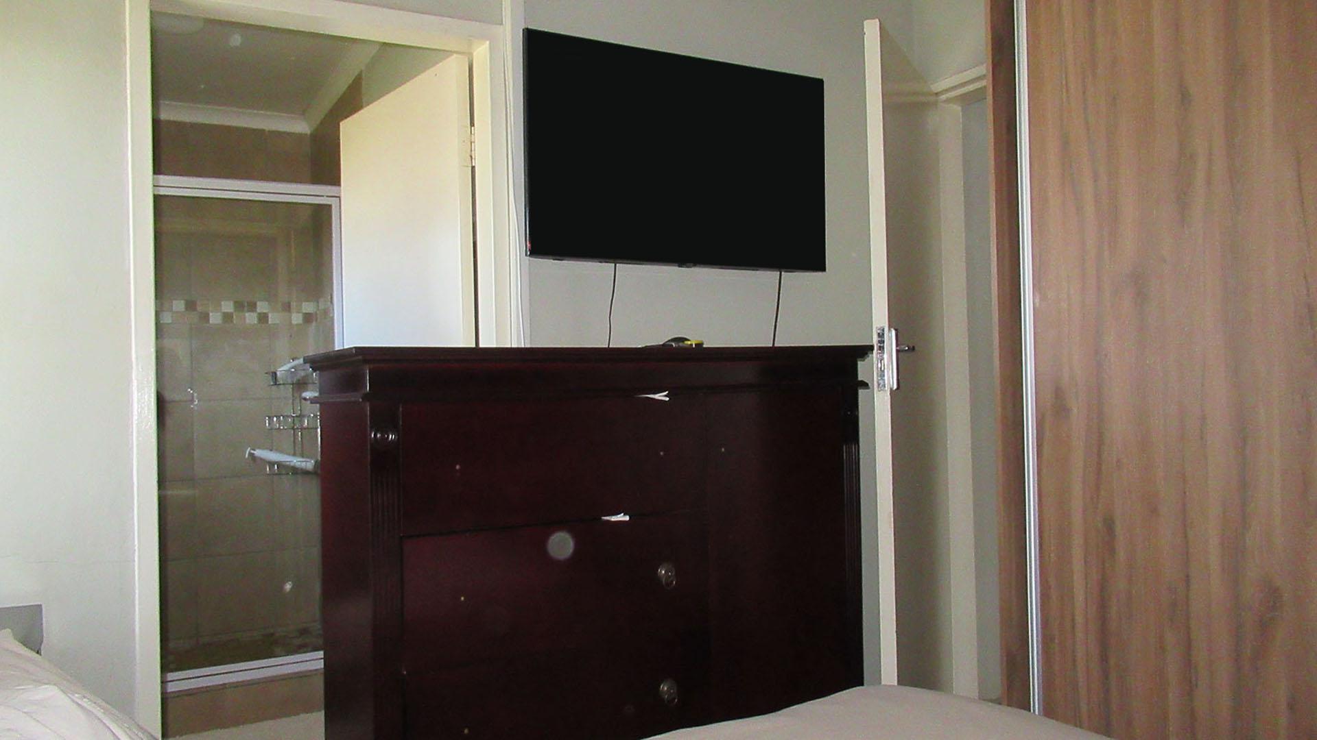 Main Bedroom - 12 square meters of property in Protea Glen