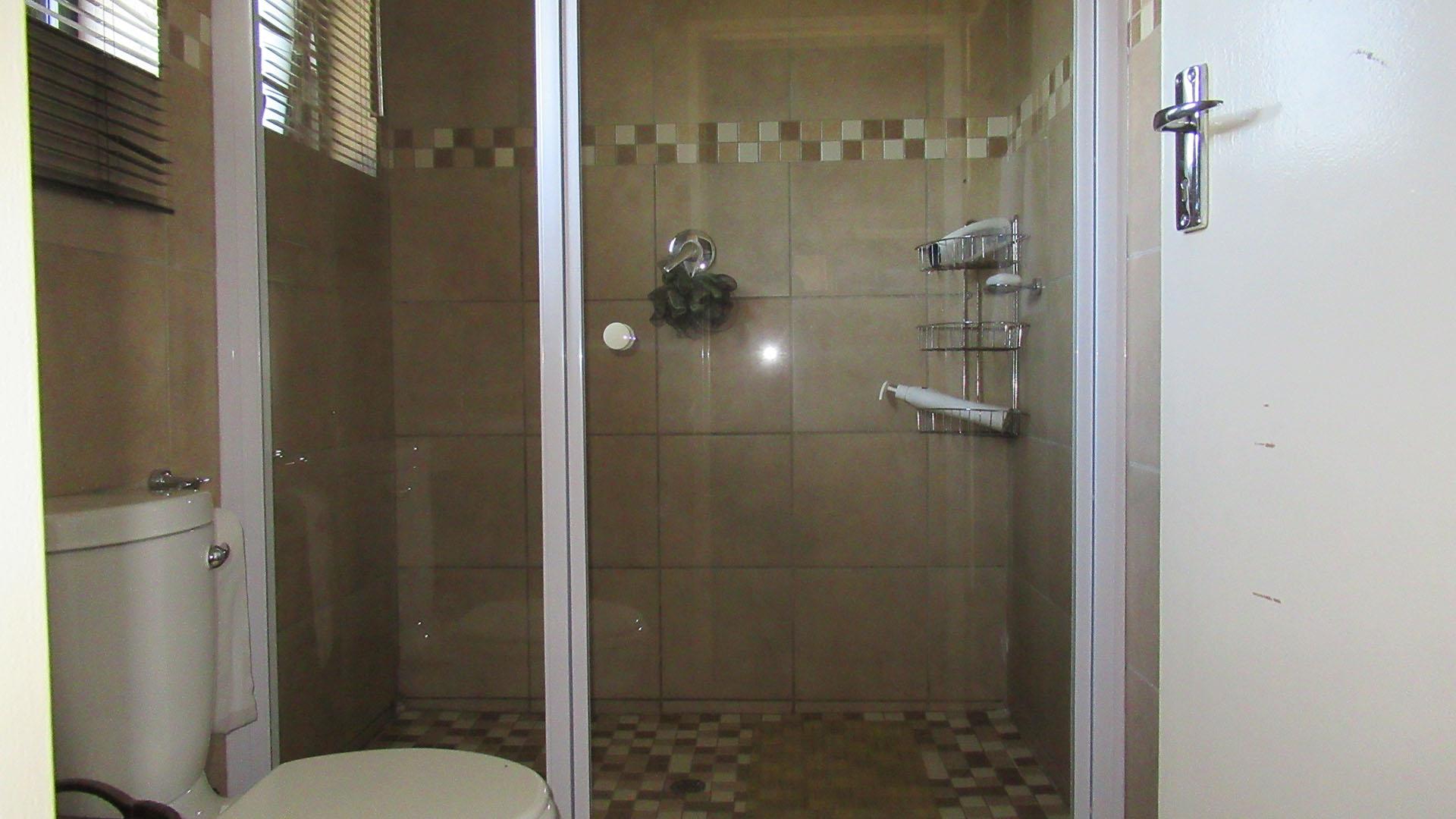 Main Bathroom - 5 square meters of property in Protea Glen