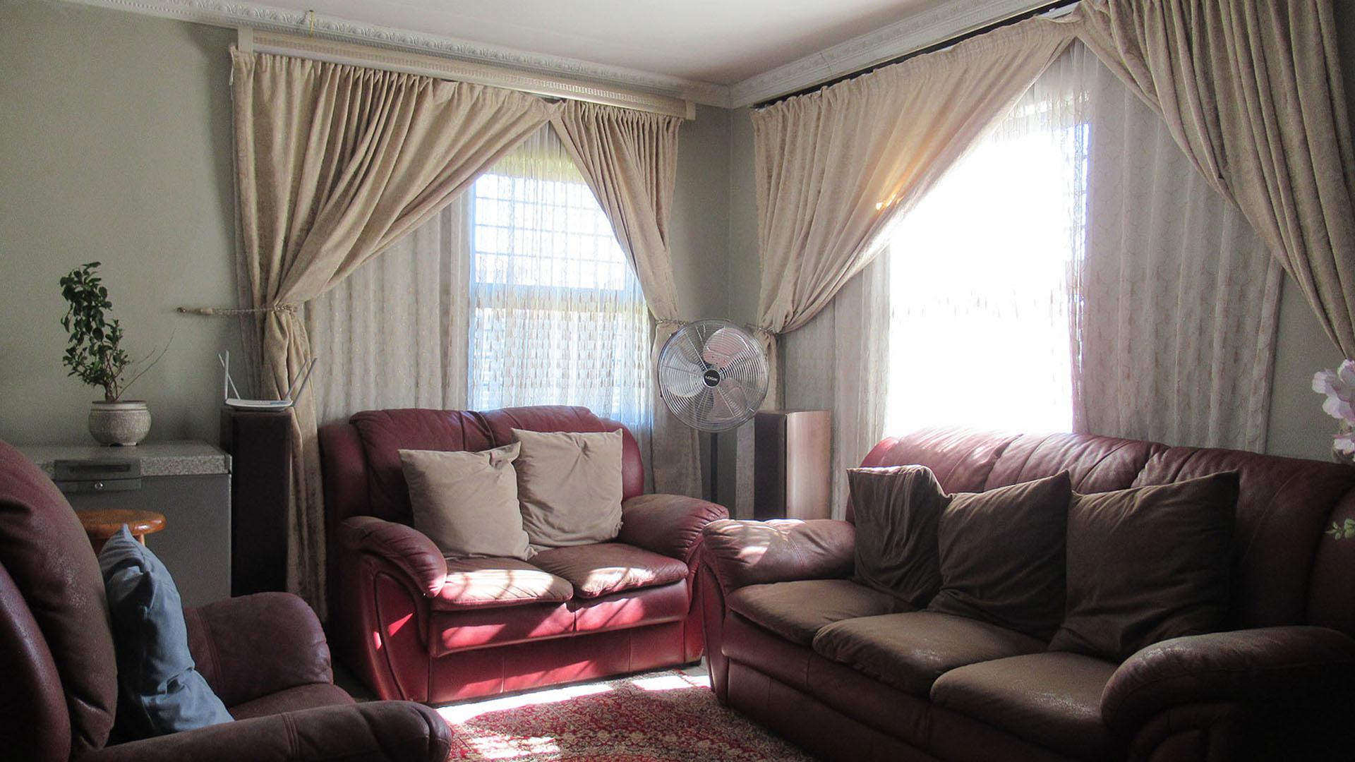 Lounges - 17 square meters of property in Protea Glen