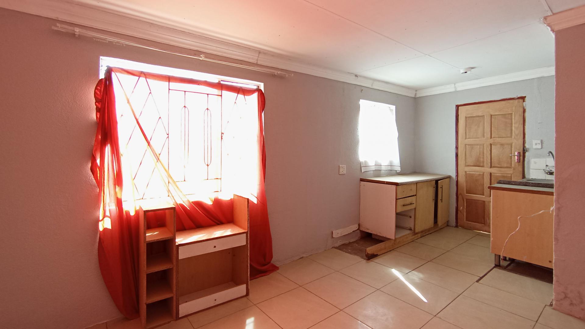 Lounges - 14 square meters of property in Kaalfontein