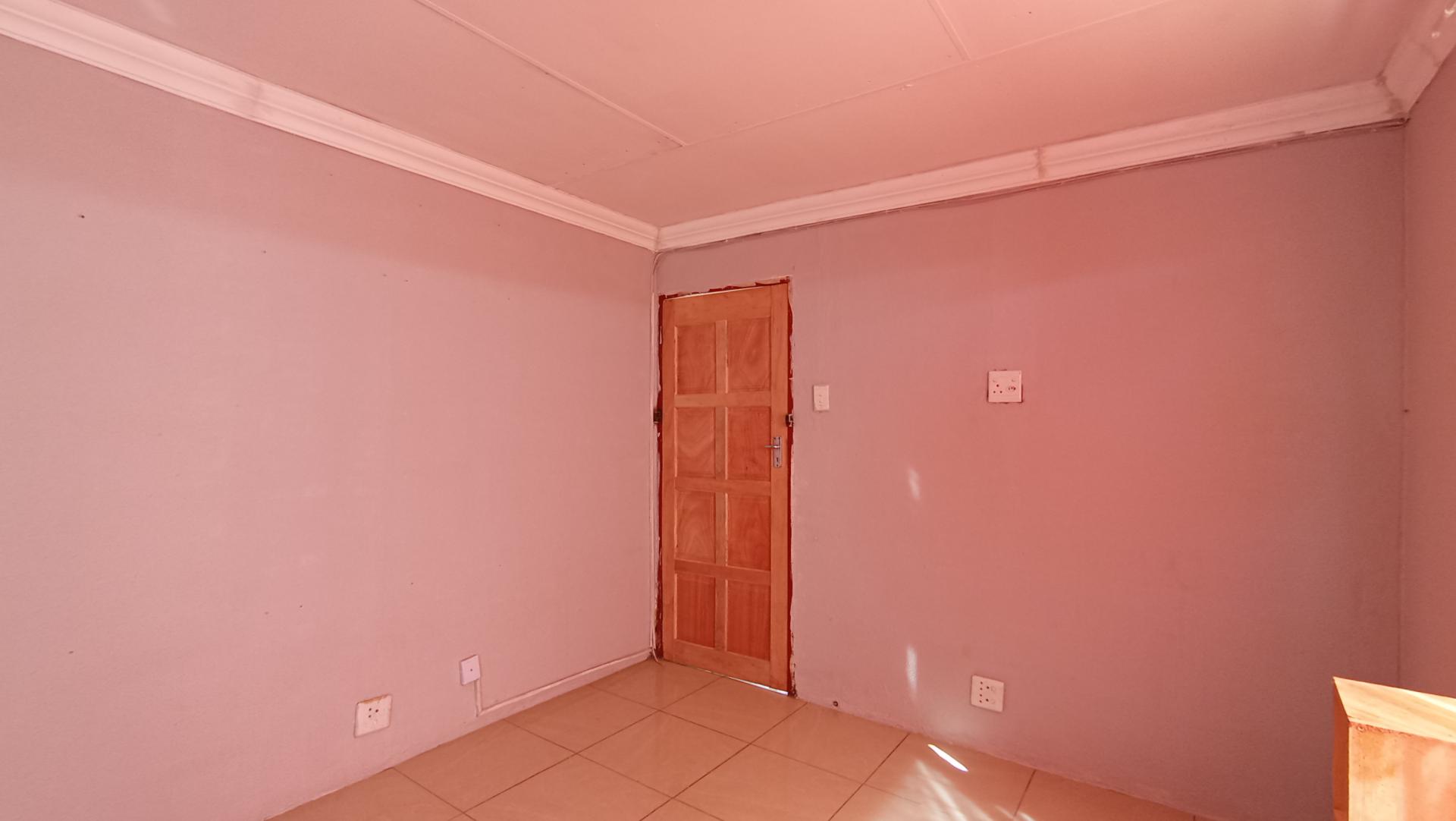 Lounges - 14 square meters of property in Kaalfontein