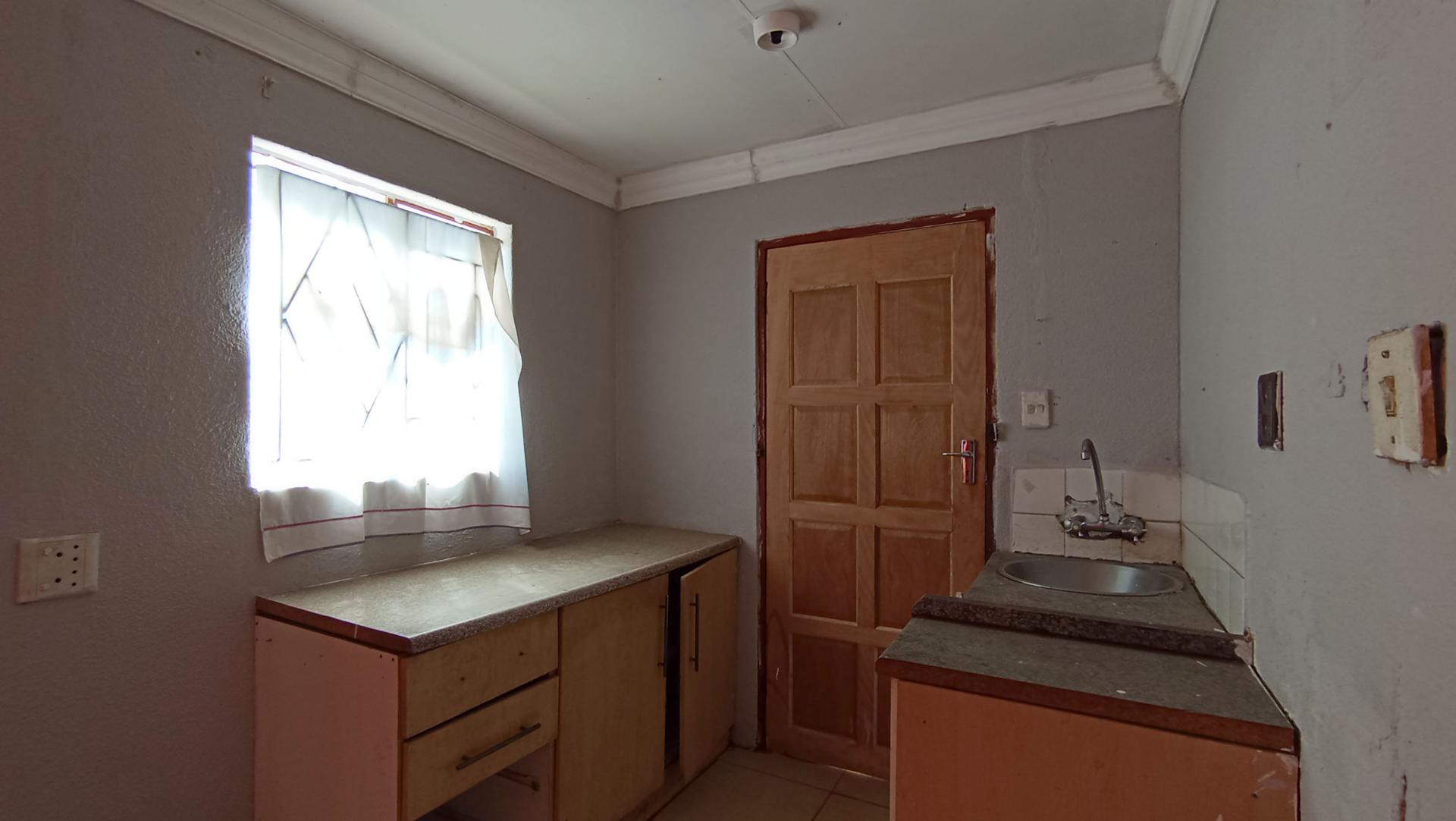 Kitchen - 5 square meters of property in Kaalfontein