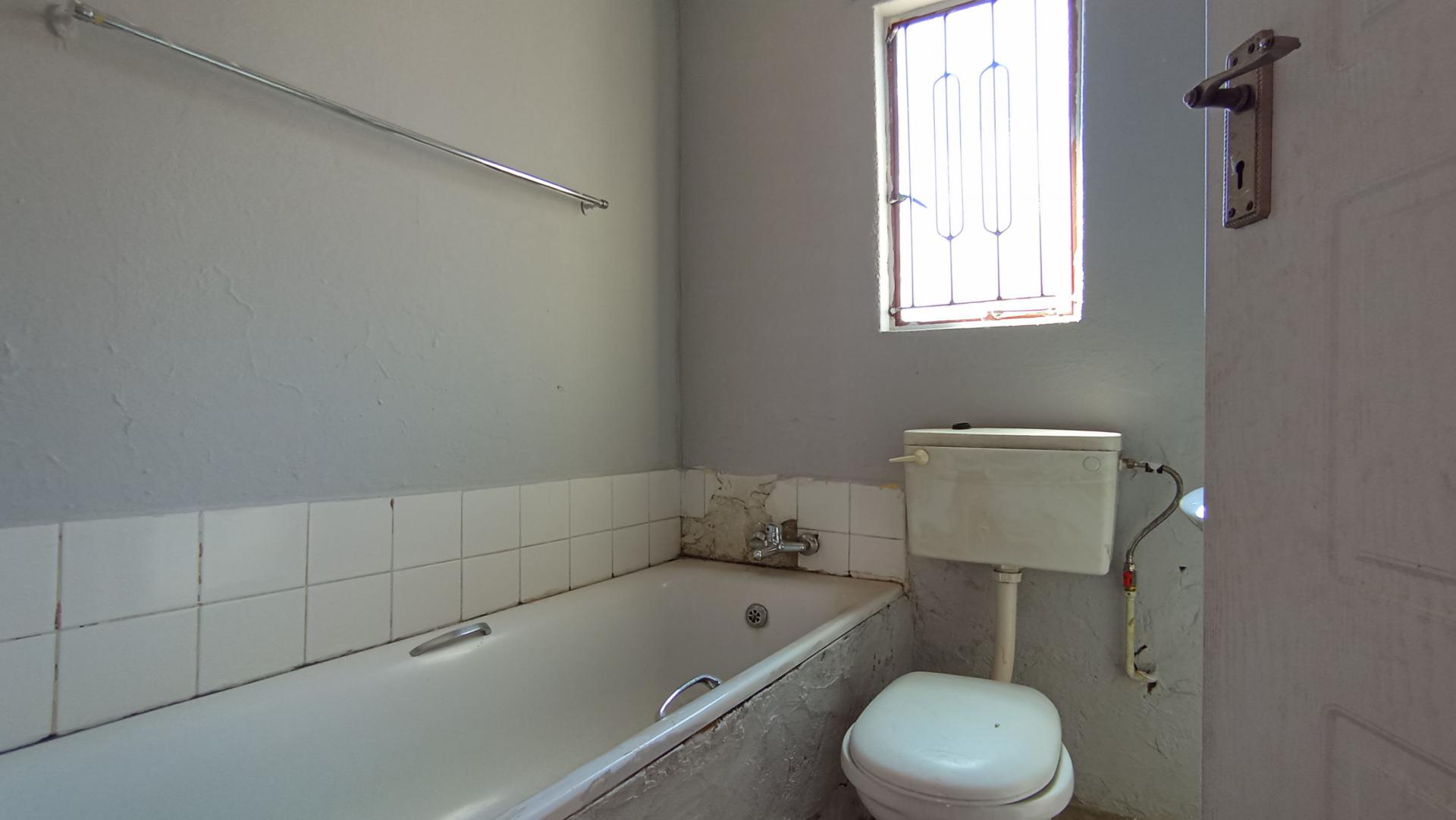 Bathroom 1 - 8 square meters of property in Kaalfontein