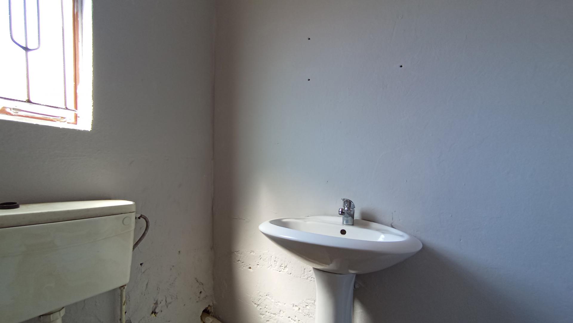 Bathroom 1 - 8 square meters of property in Kaalfontein