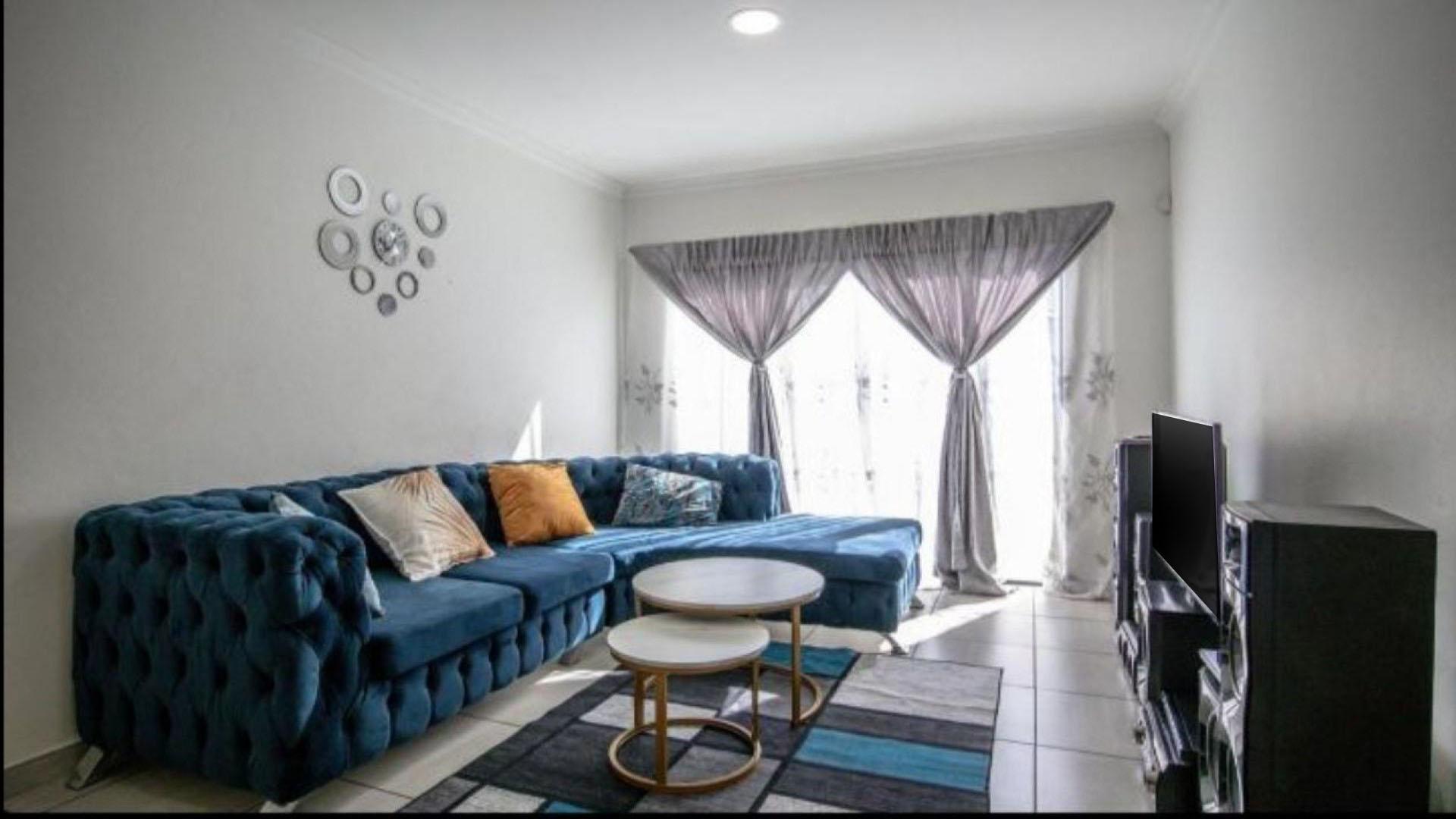 Lounges - 19 square meters of property in Amandasig