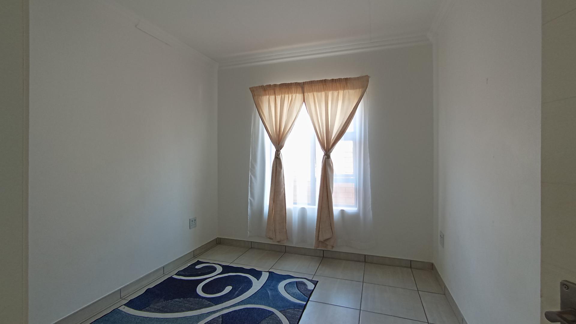 Bed Room 1 - 11 square meters of property in Amandasig