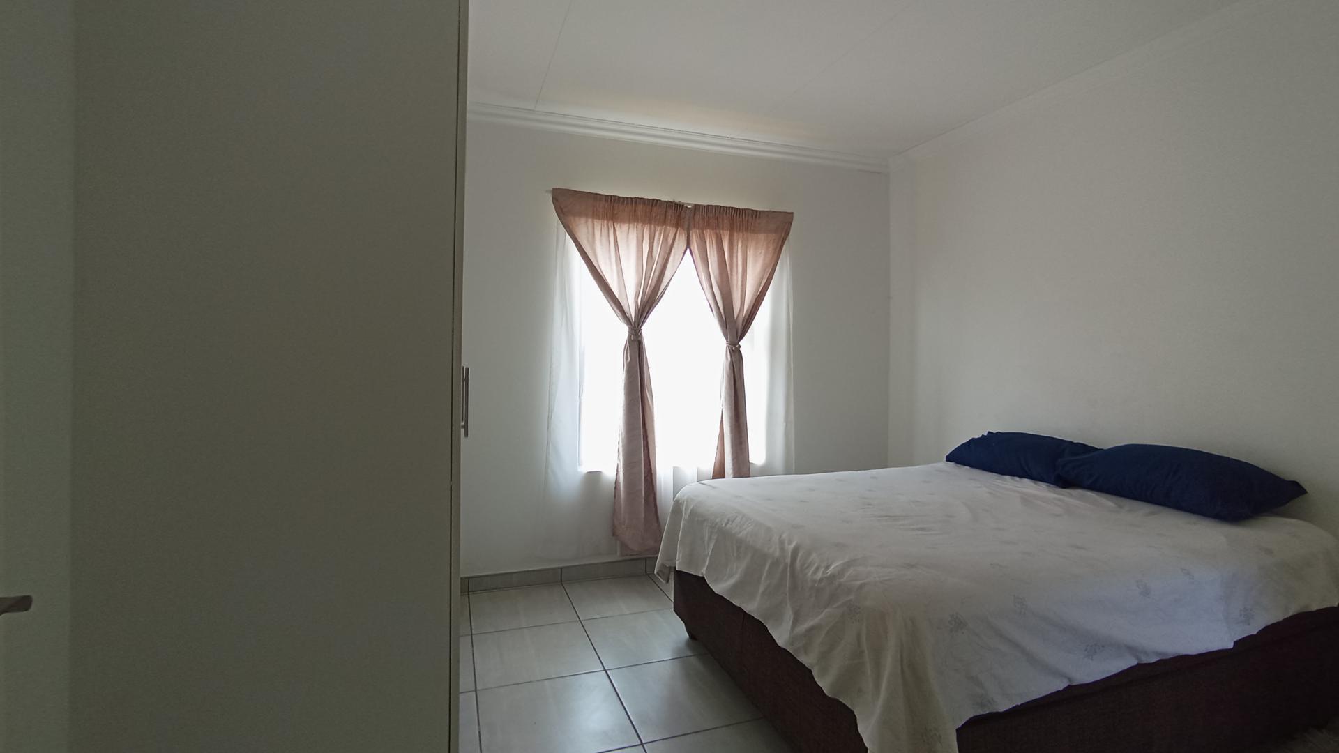 Main Bedroom - 14 square meters of property in Amandasig