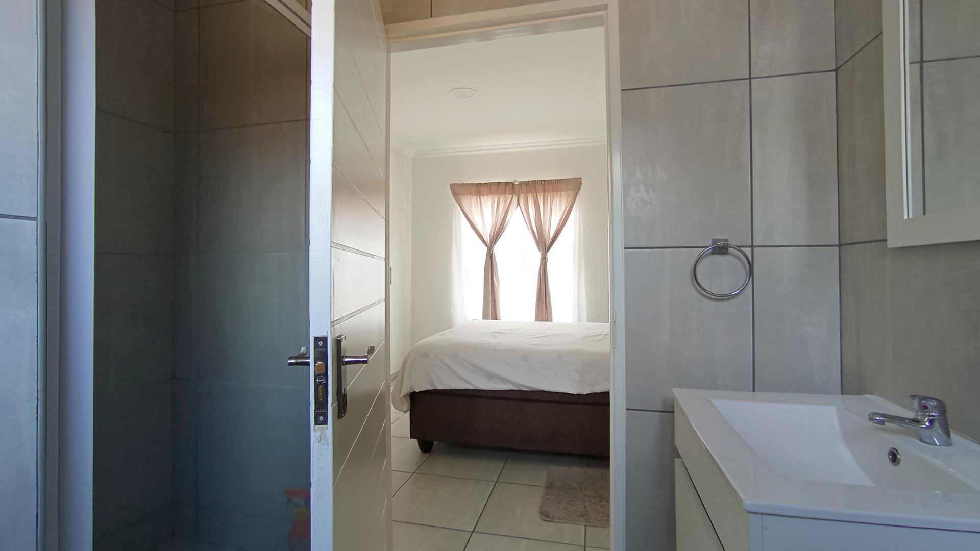 Main Bathroom - 4 square meters of property in Amandasig