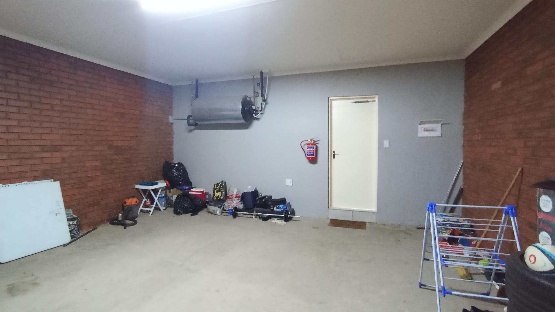 Garage - 38 square meters of property in Amandasig