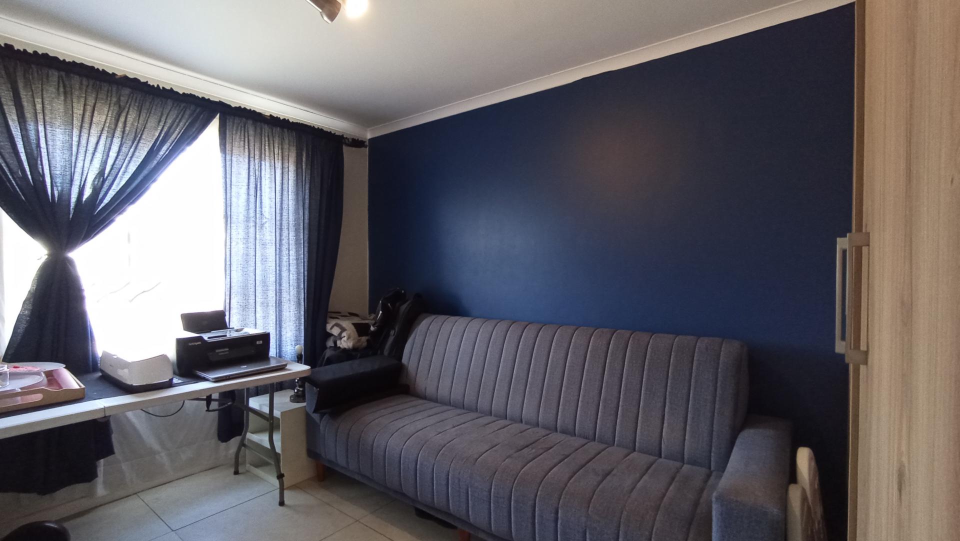 Bed Room 1 - 11 square meters of property in Westlake View