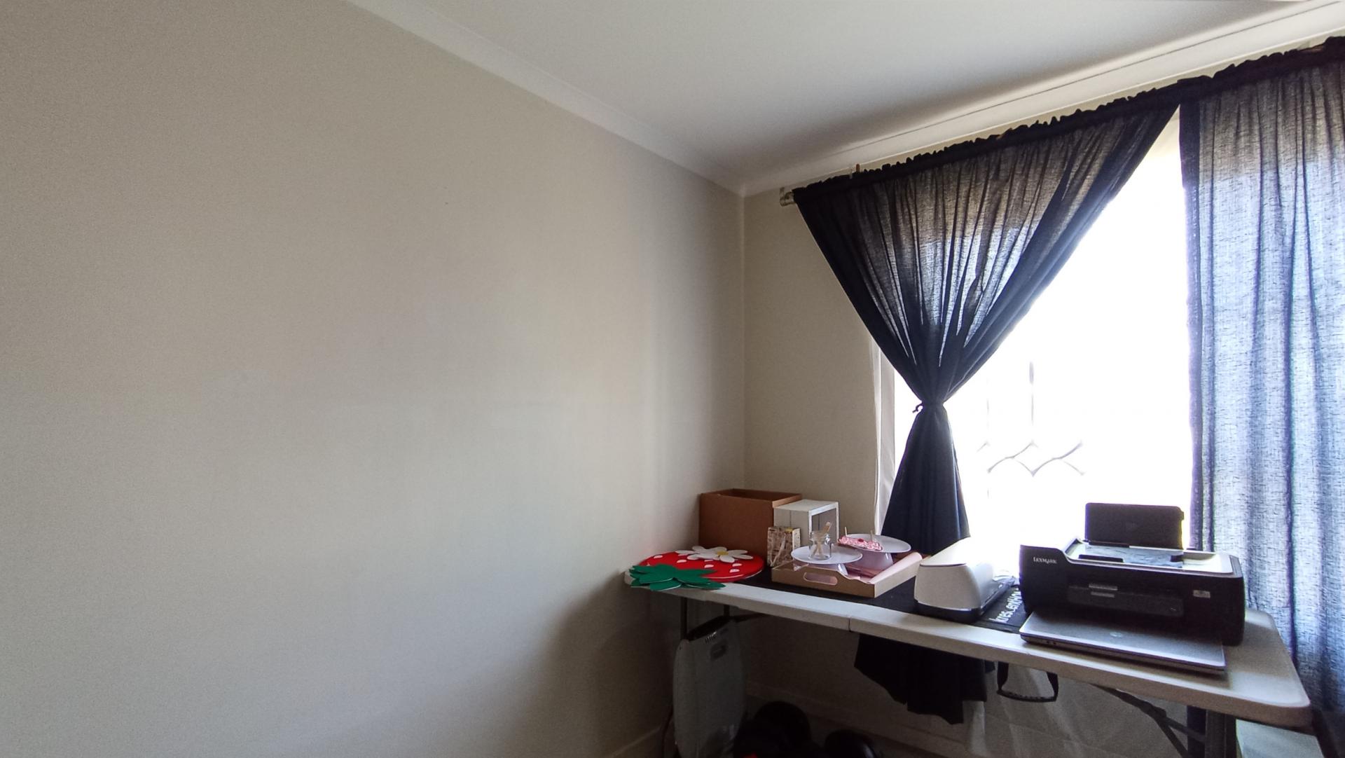 Bed Room 1 - 11 square meters of property in Westlake View