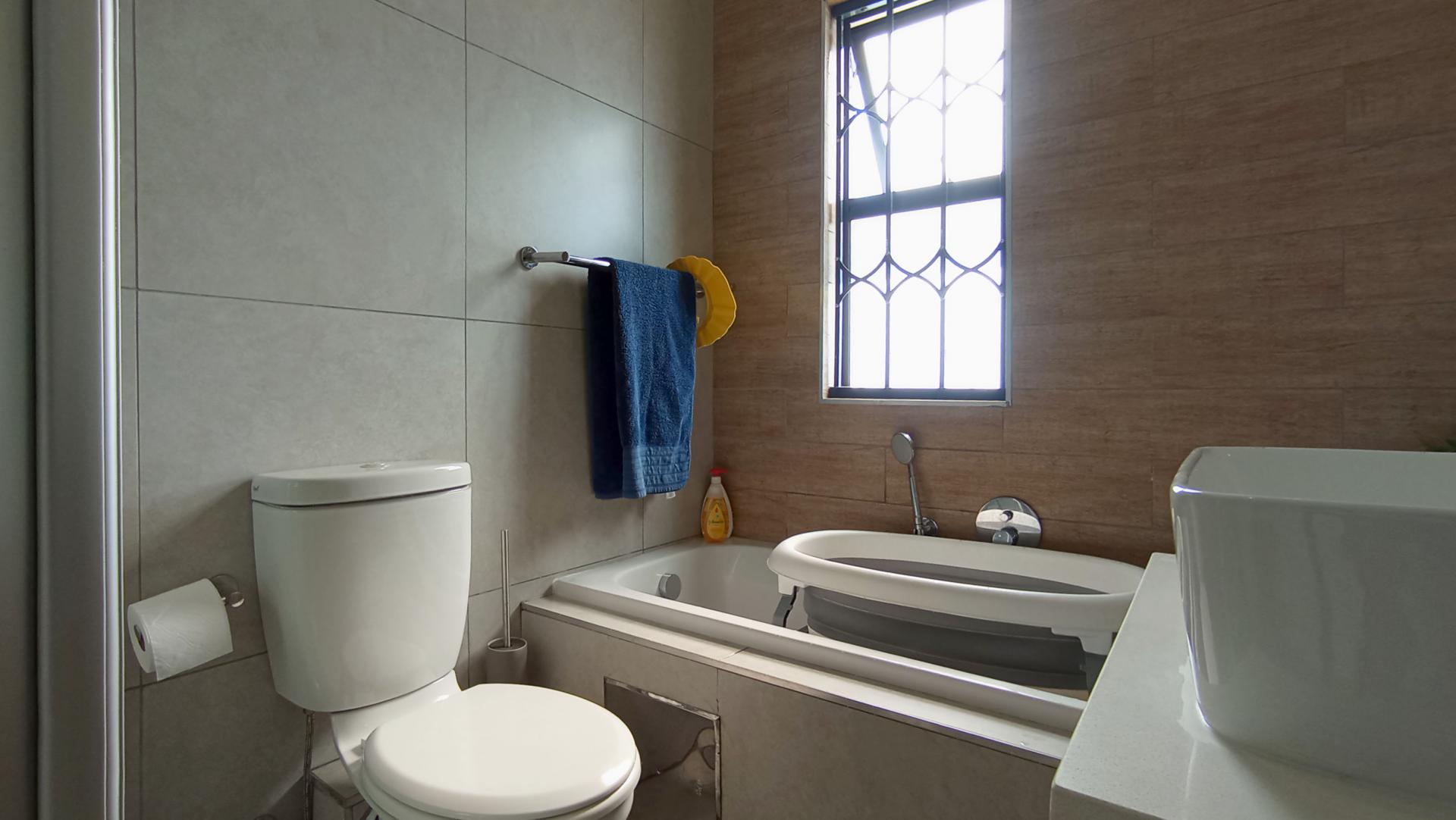 Bathroom 1 - 6 square meters of property in Westlake View