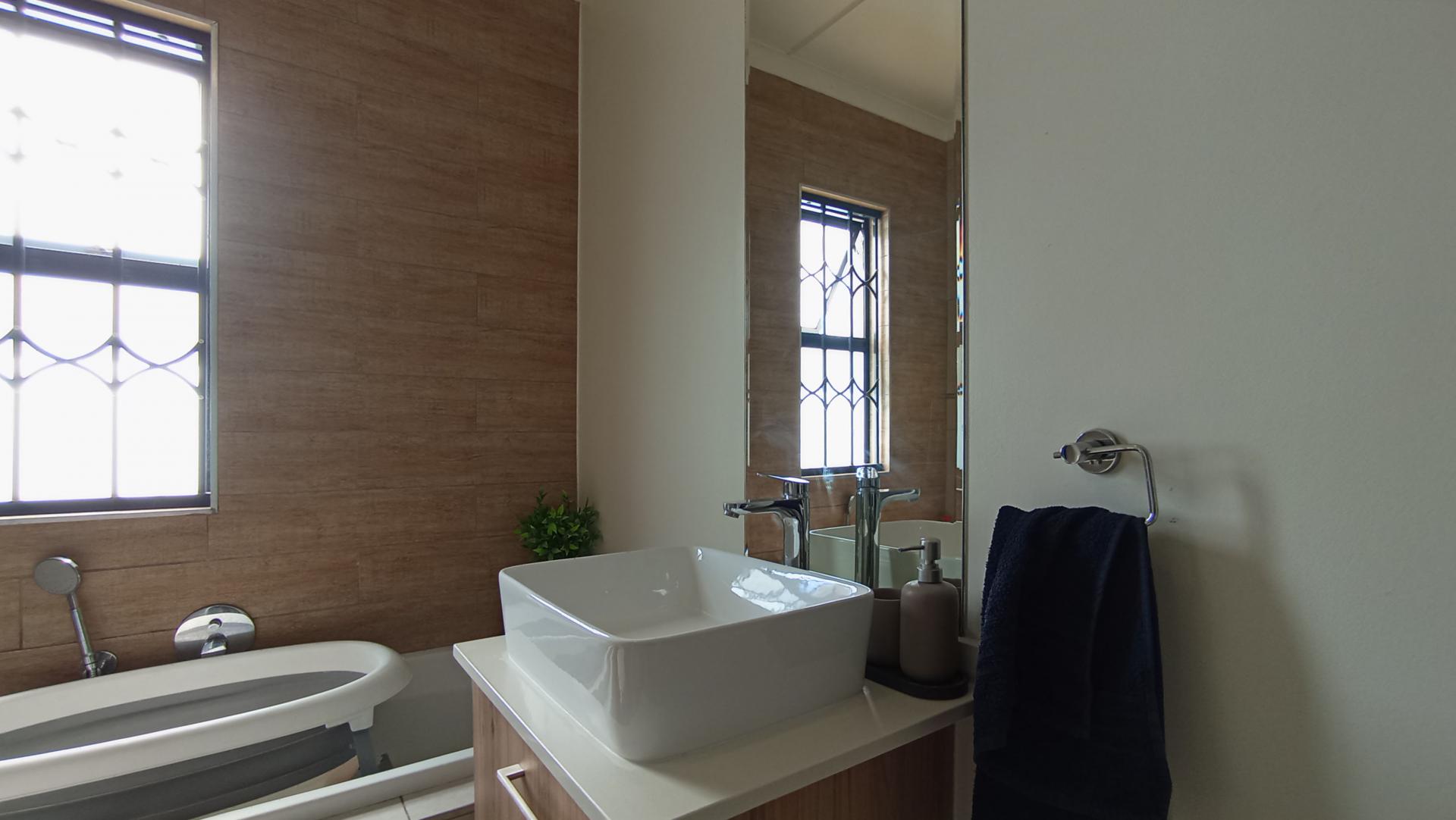 Bathroom 1 - 6 square meters of property in Westlake View