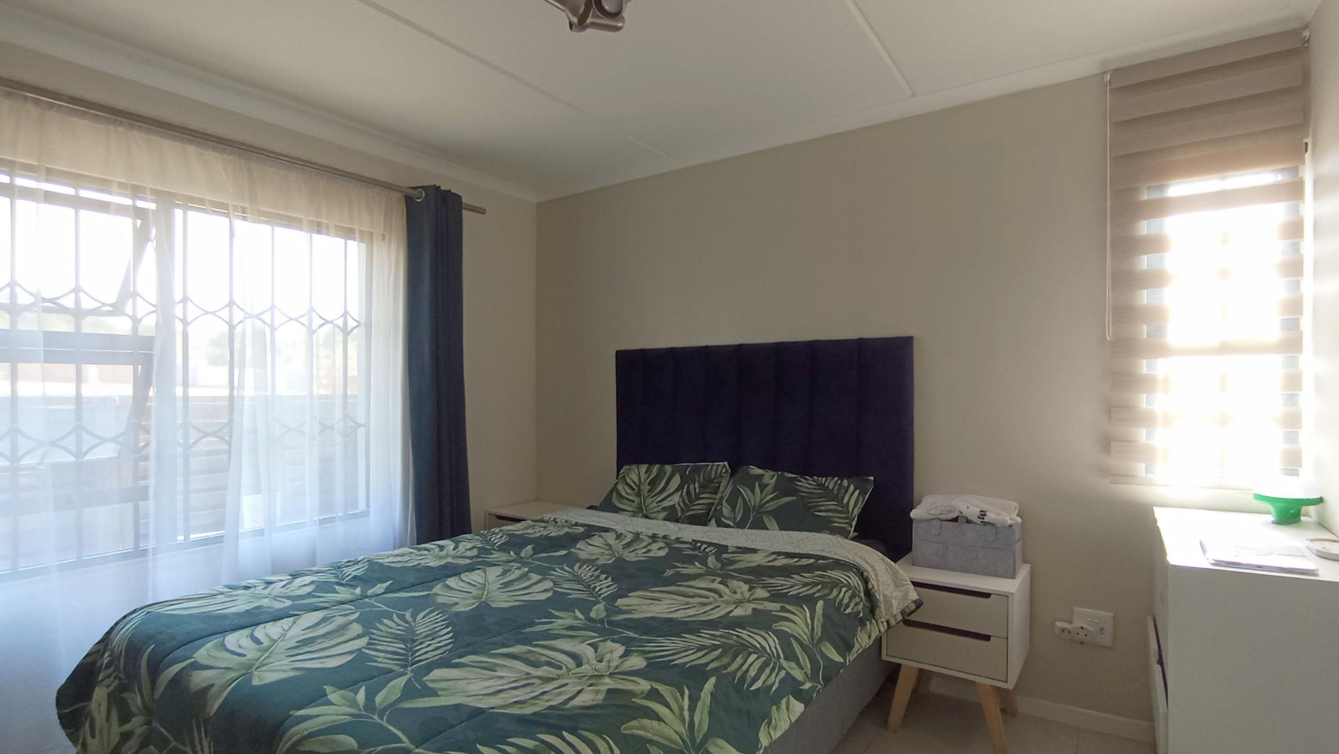 Main Bedroom - 13 square meters of property in Westlake View