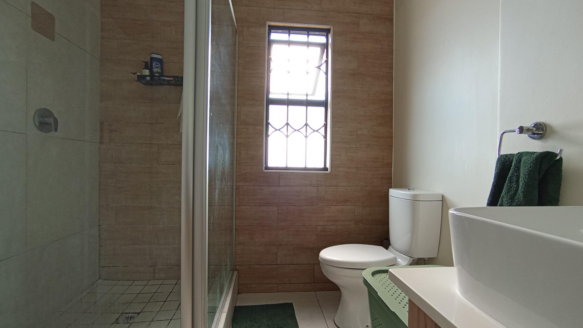 Main Bathroom - 5 square meters of property in Westlake View