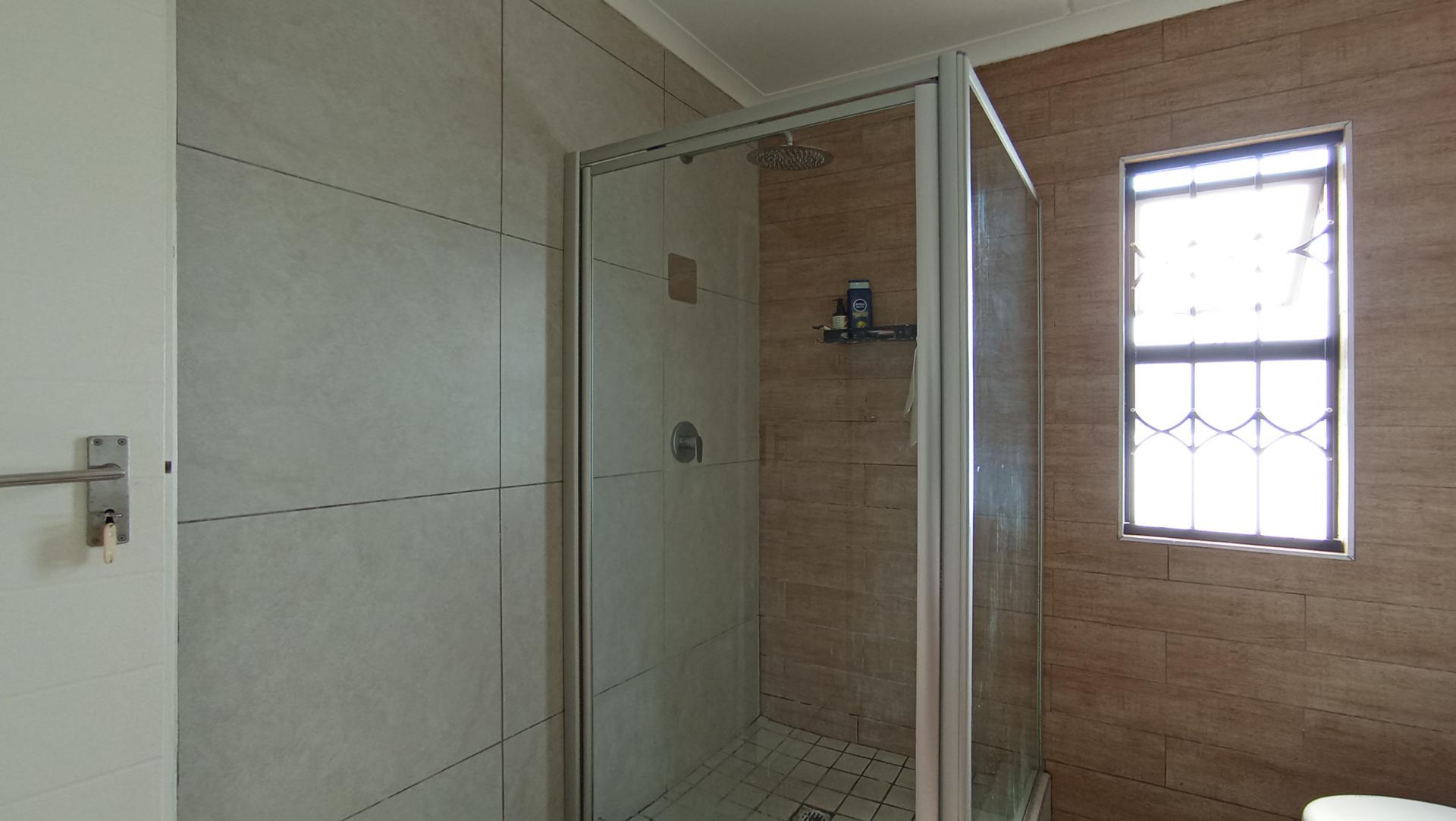 Main Bathroom - 5 square meters of property in Westlake View