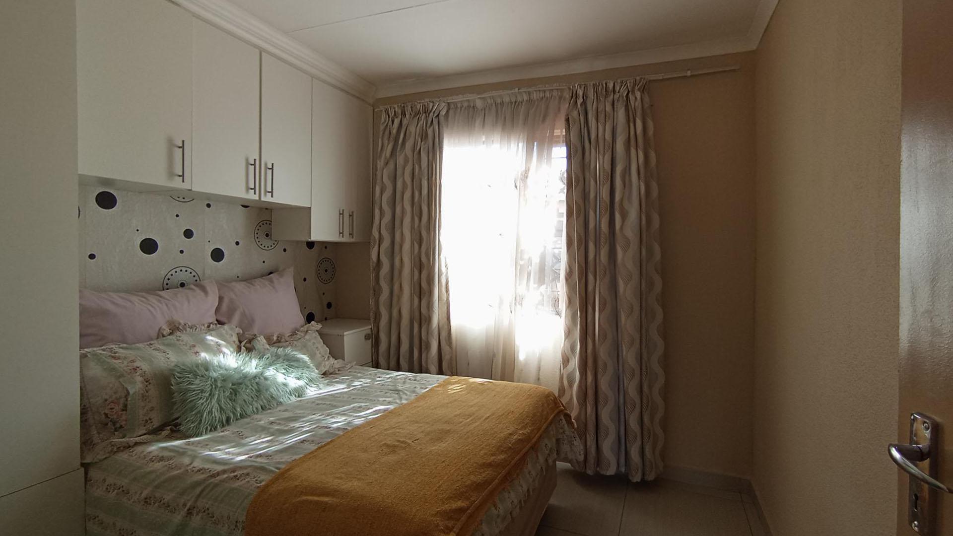 Bed Room 1 - 10 square meters of property in Soshanguve East