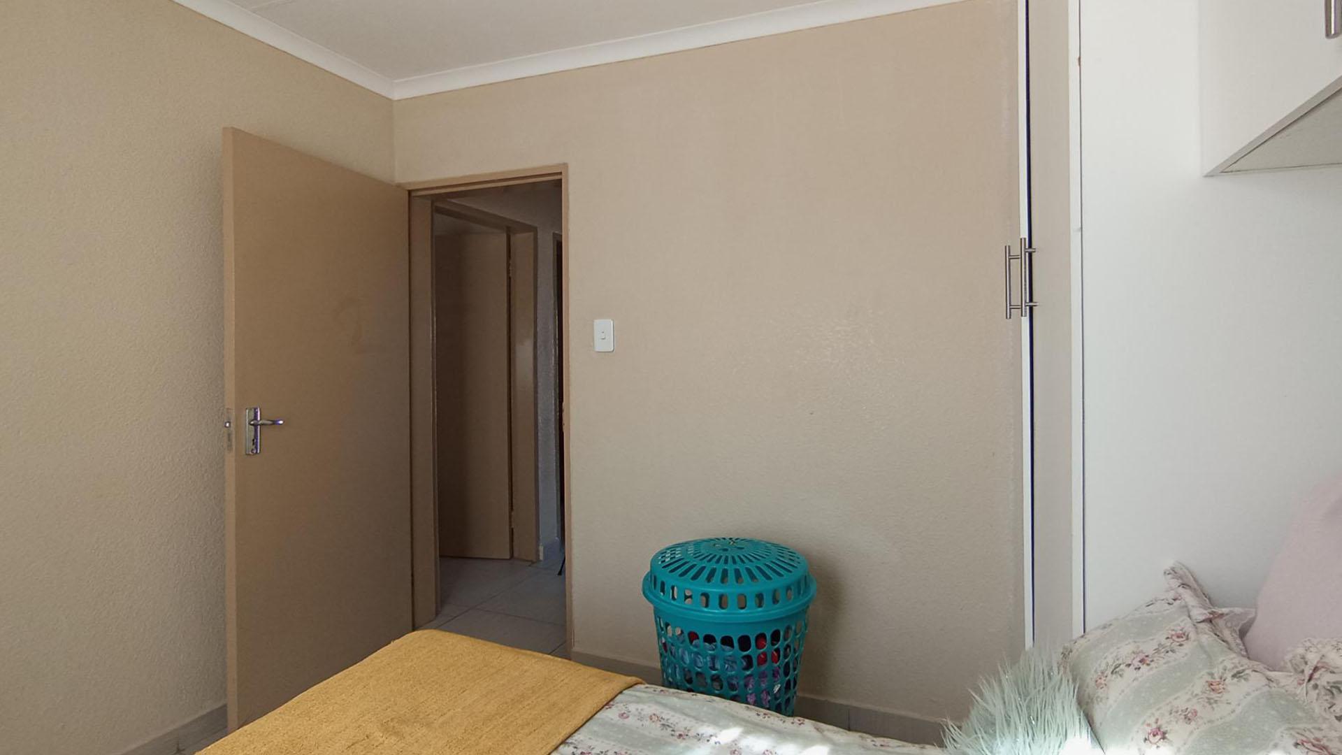 Bed Room 1 - 10 square meters of property in Soshanguve East