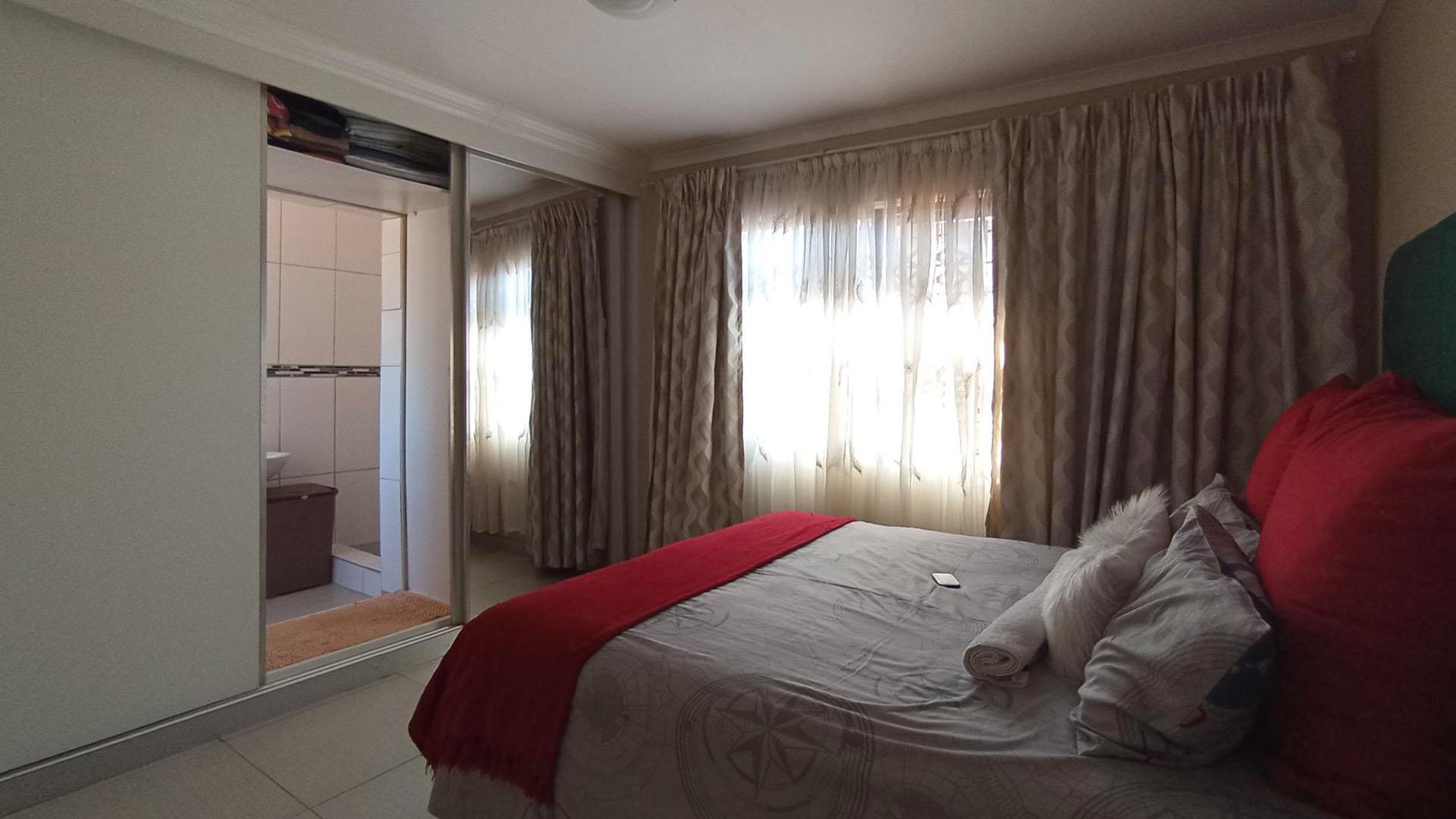Main Bedroom - 14 square meters of property in Soshanguve East