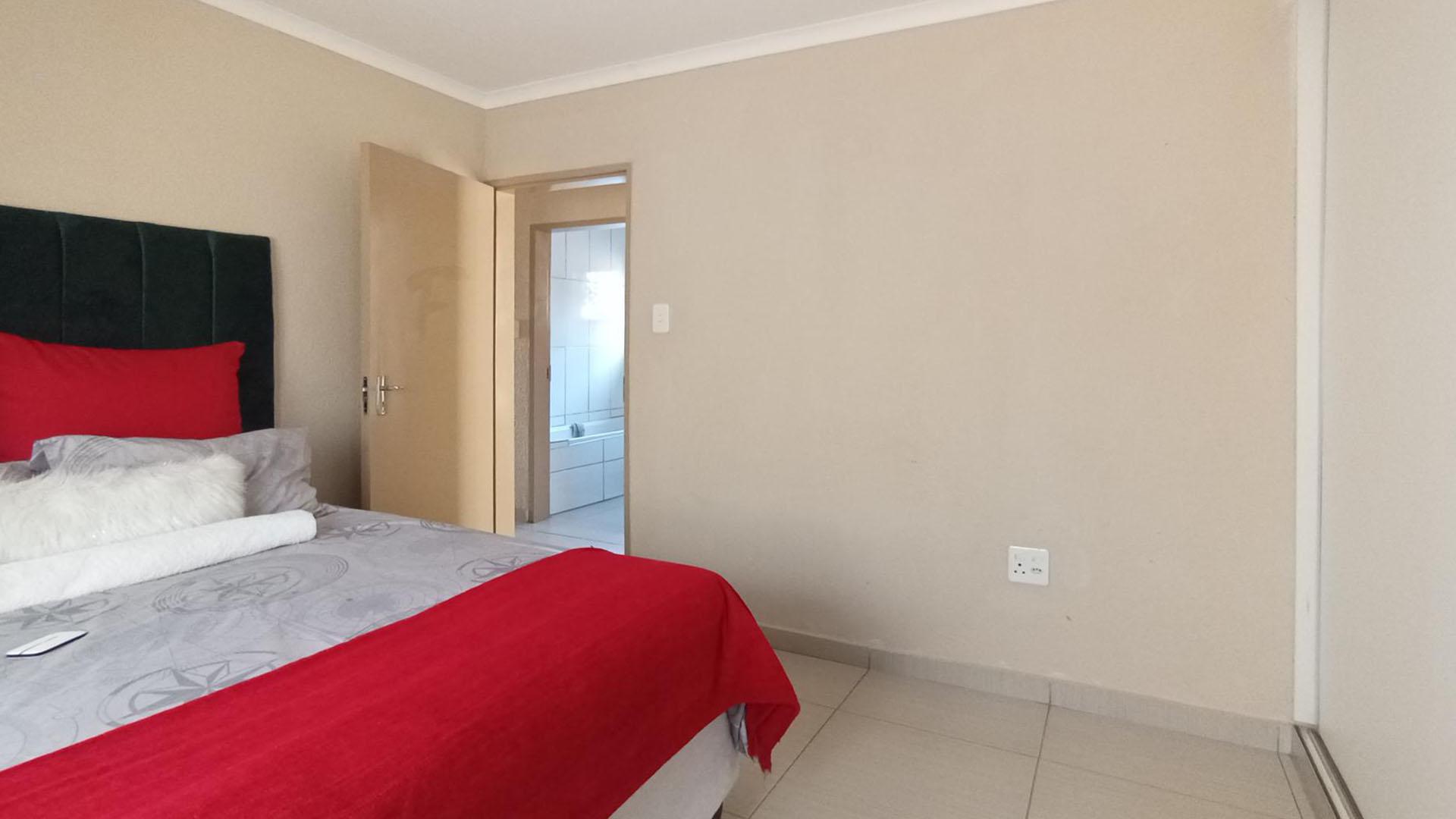 Main Bedroom - 14 square meters of property in Soshanguve East