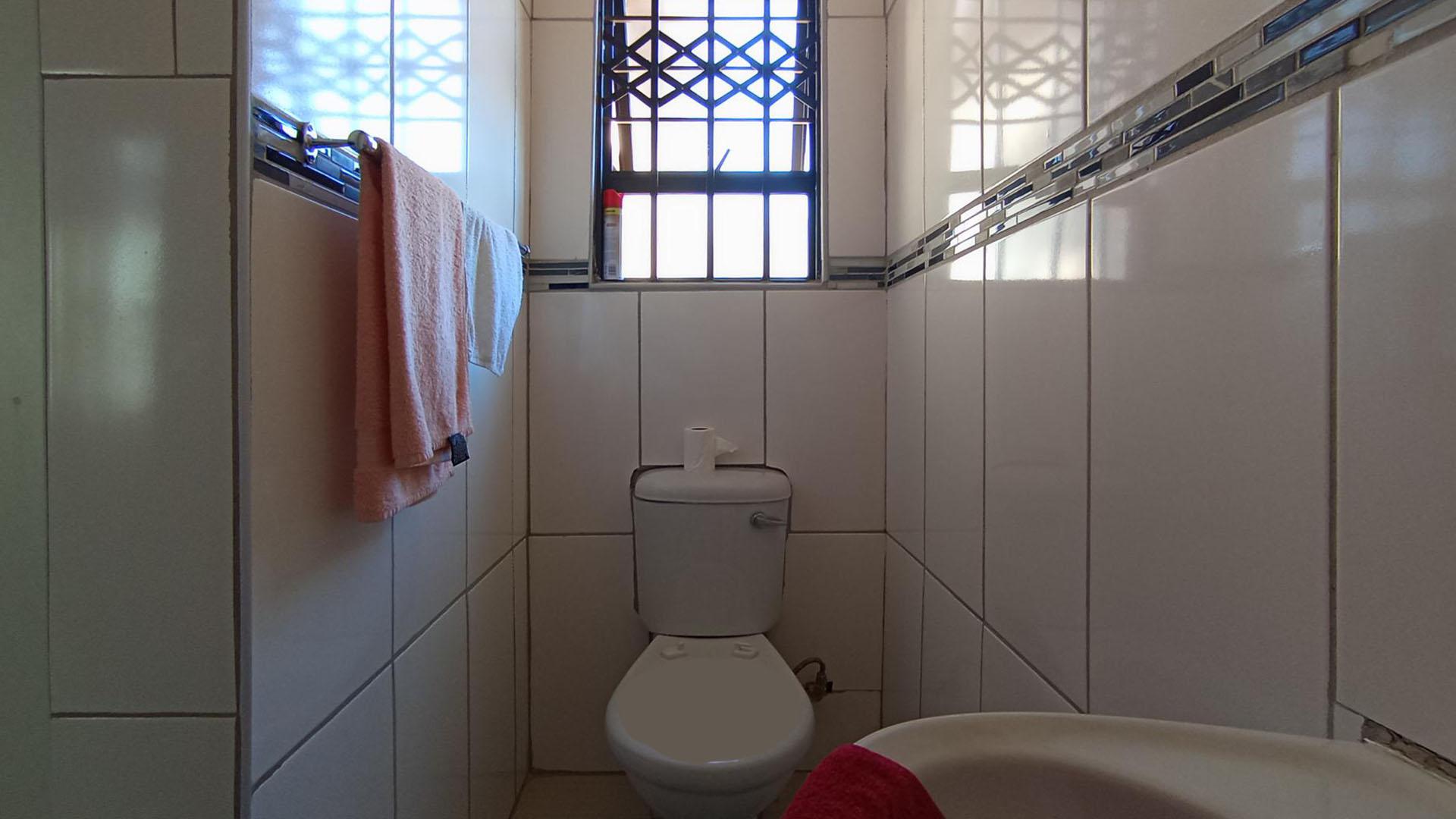 Main Bathroom - 4 square meters of property in Soshanguve East