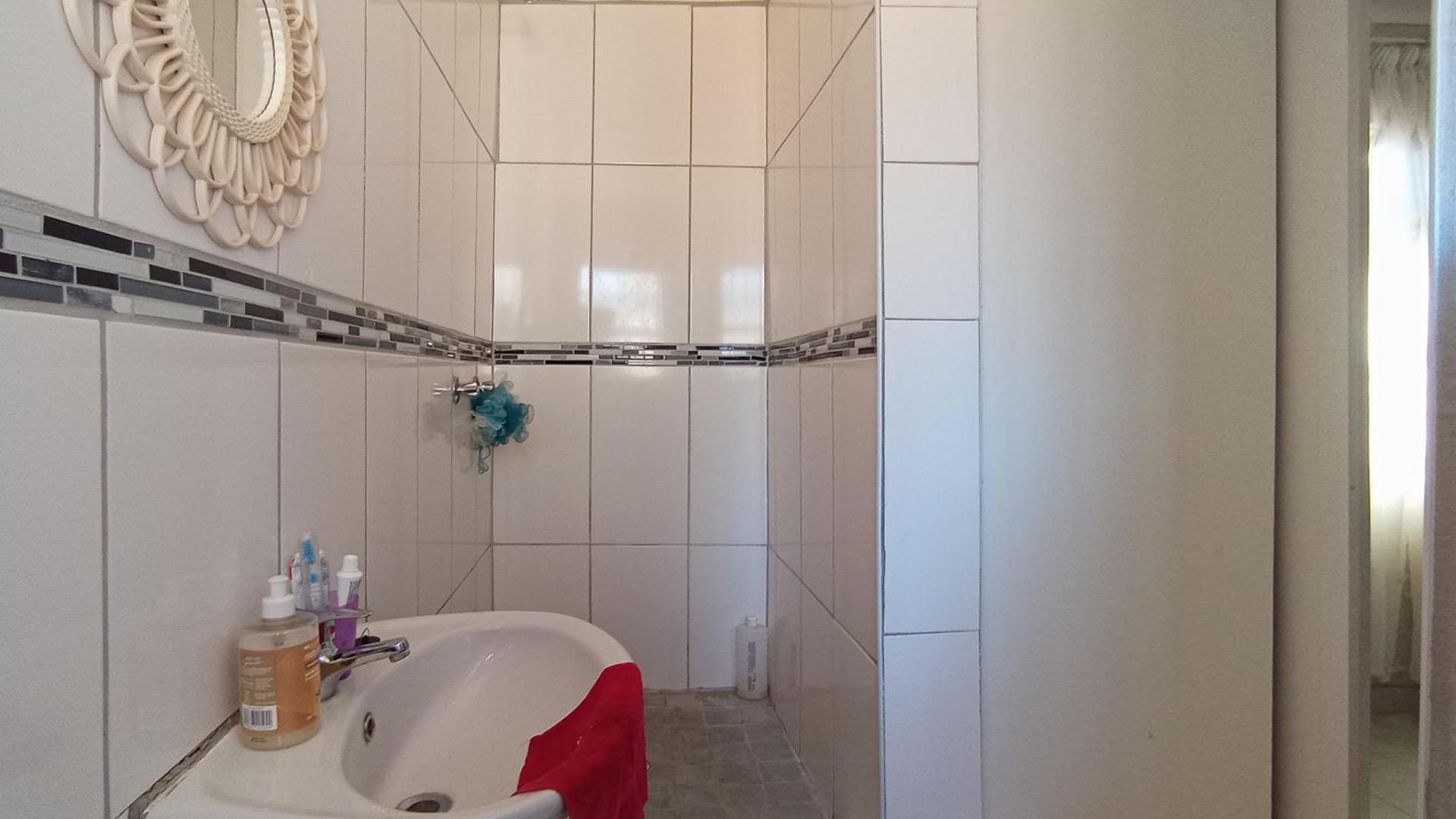 Main Bathroom - 4 square meters of property in Soshanguve East
