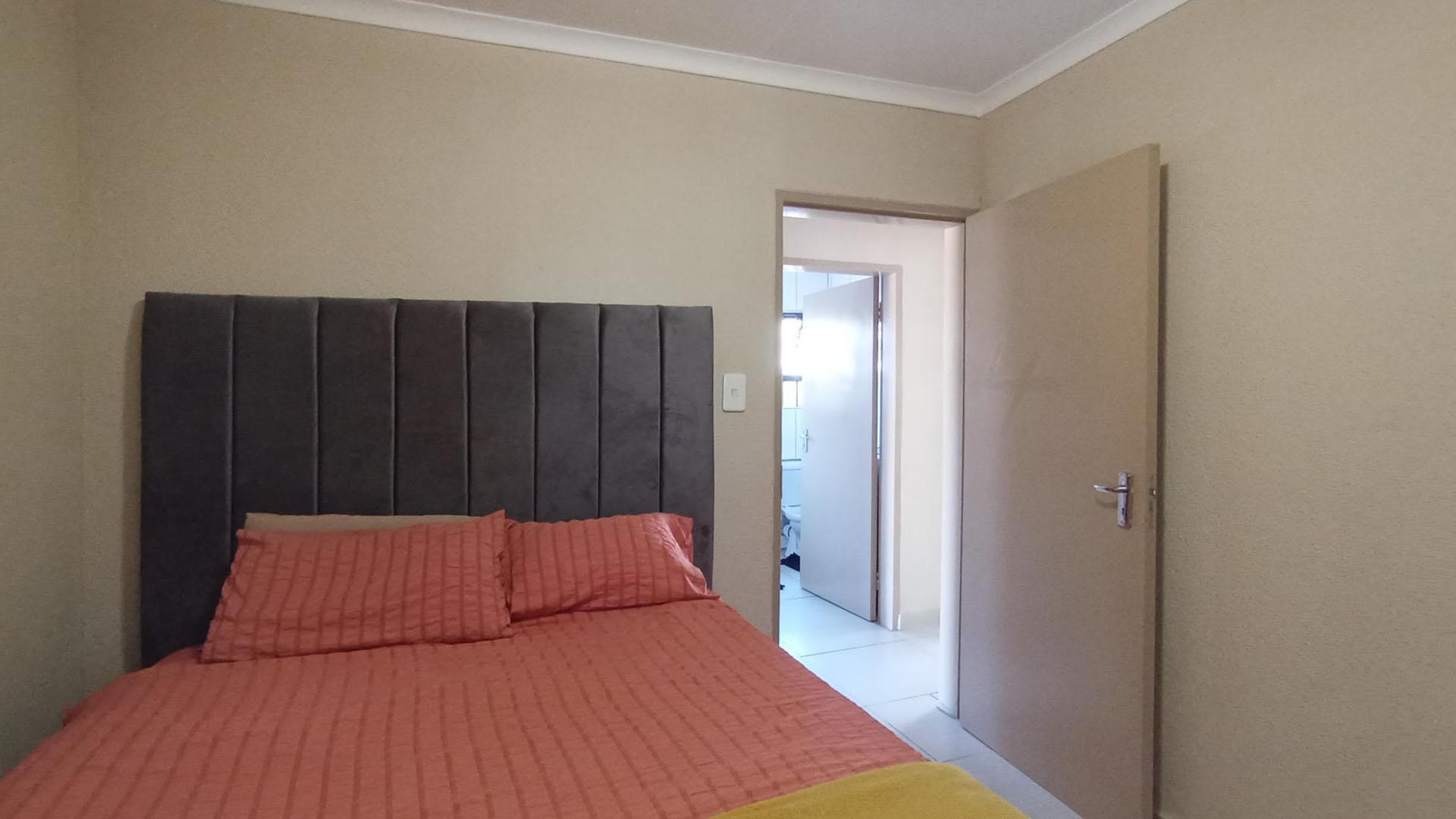 Bed Room 2 - 10 square meters of property in Soshanguve East
