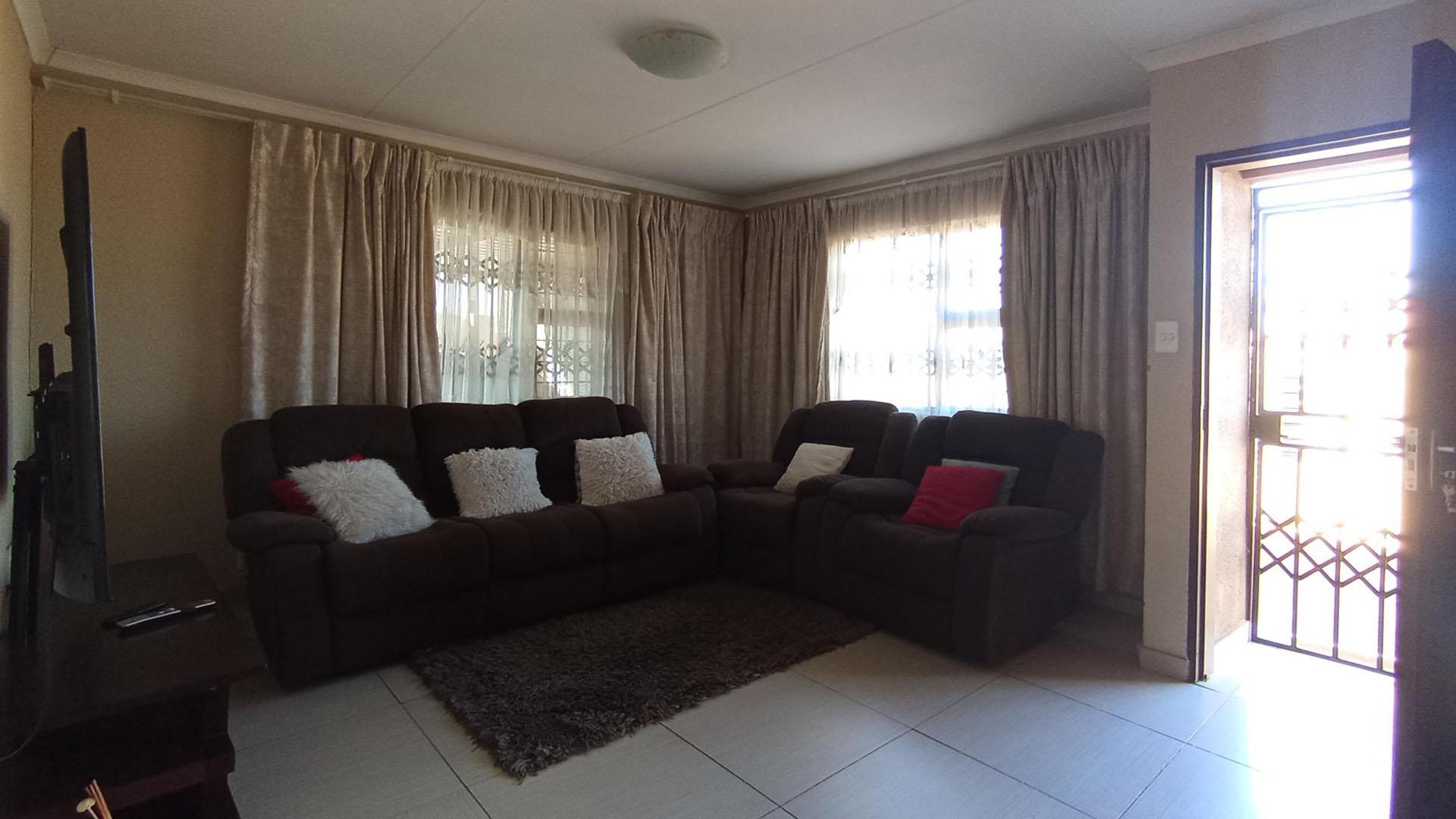 Lounges - 18 square meters of property in Soshanguve East