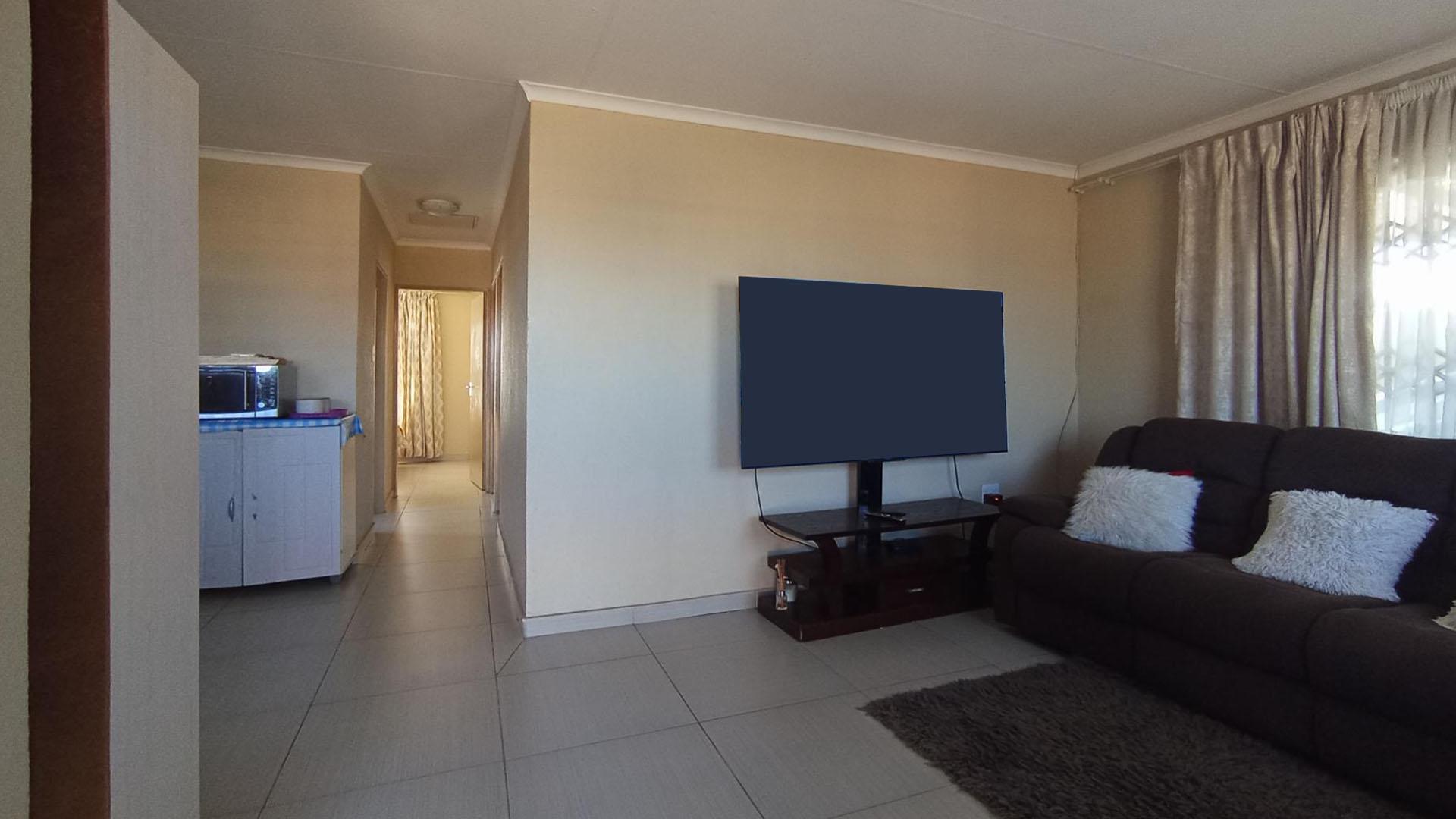 Lounges - 18 square meters of property in Soshanguve East