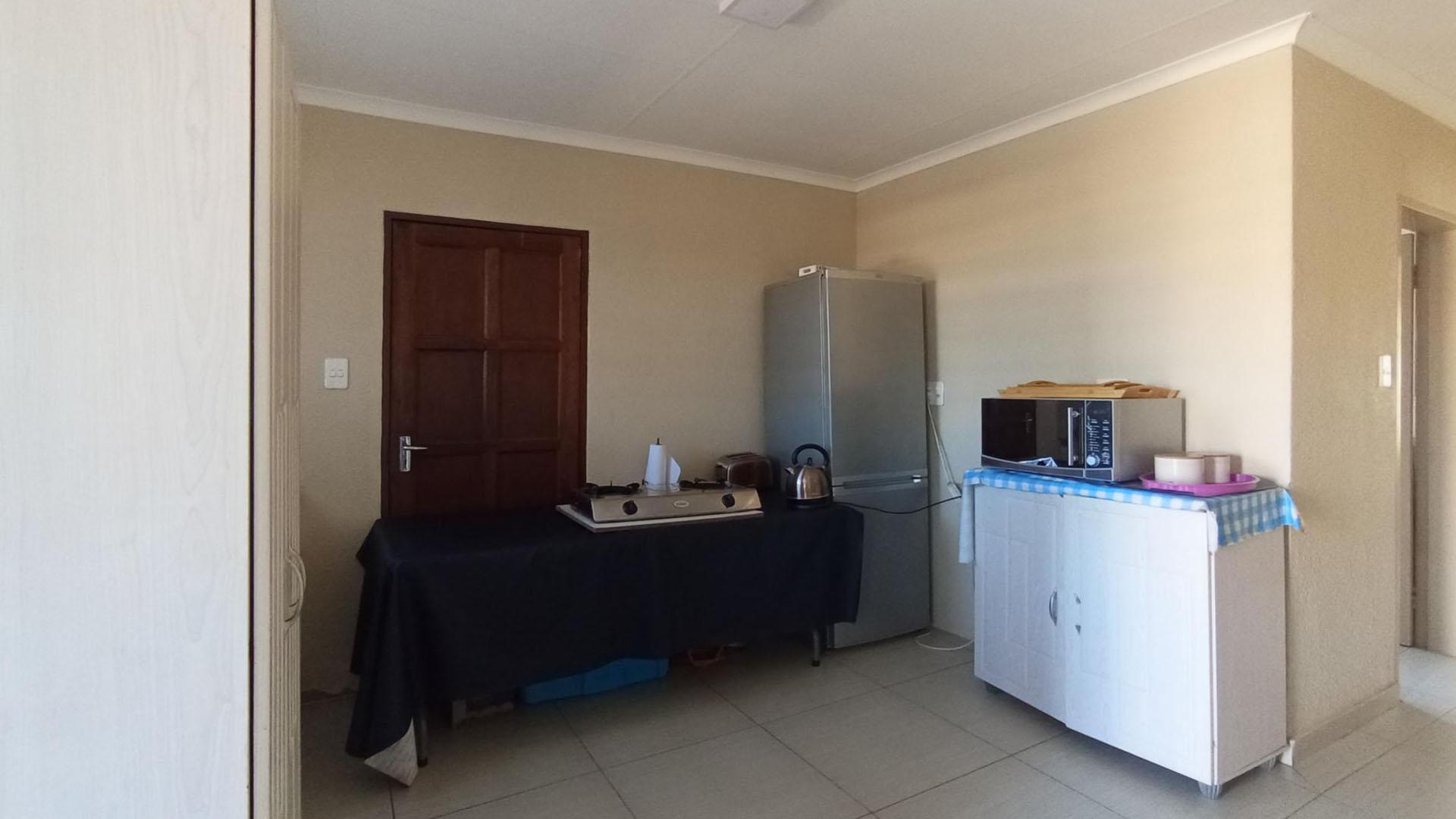 Kitchen - 10 square meters of property in Soshanguve East