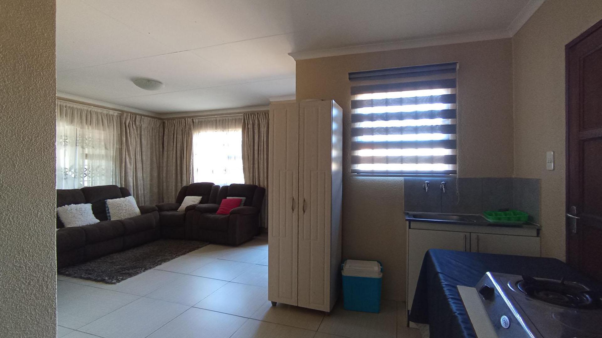 Kitchen - 10 square meters of property in Soshanguve East
