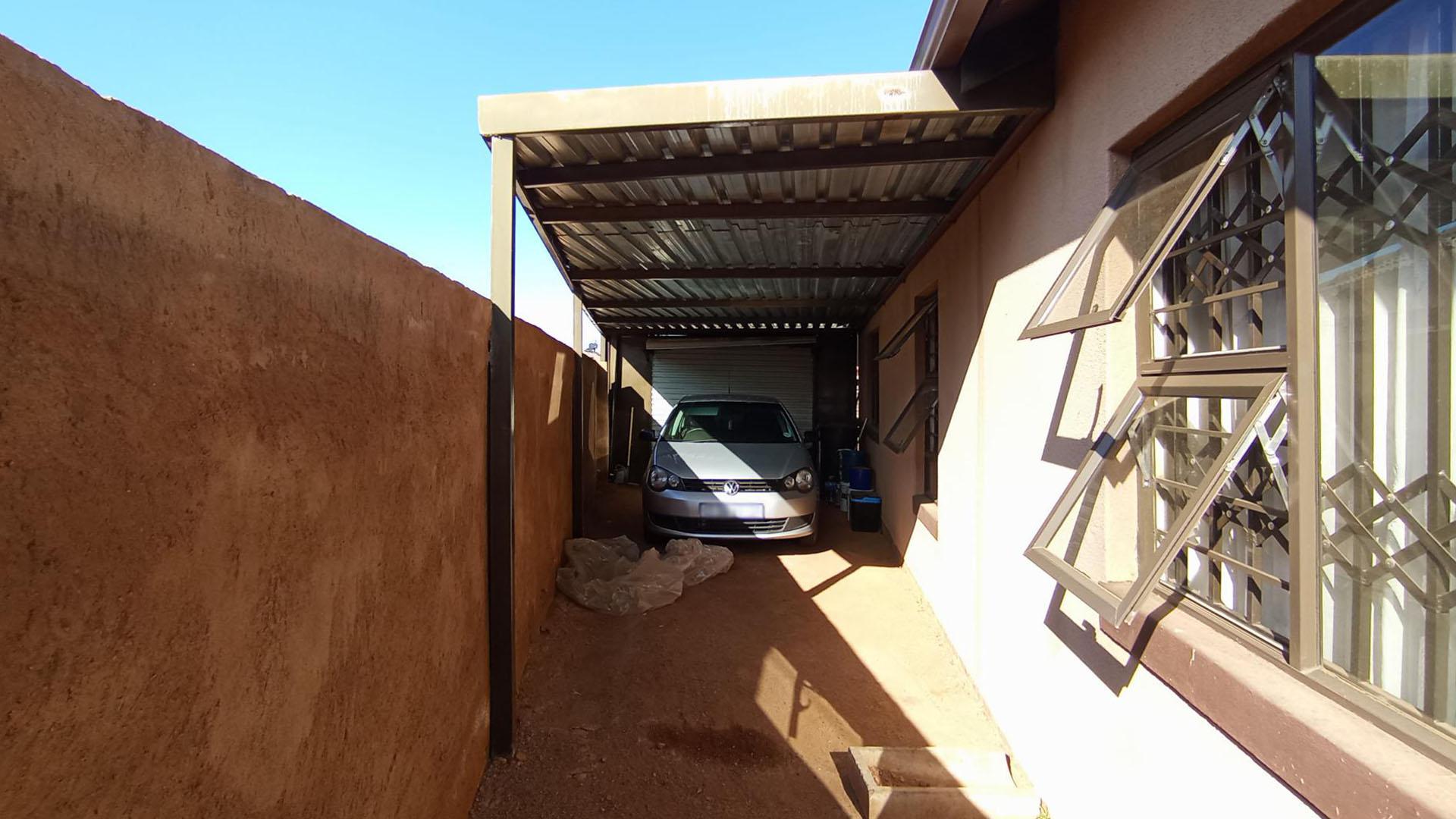 Garage - 29 square meters of property in Soshanguve East