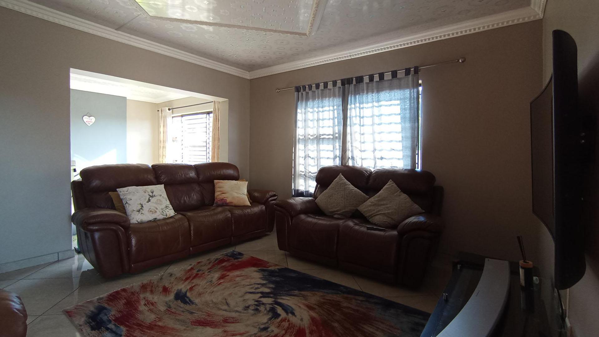Lounges - 19 square meters of property in Clarina