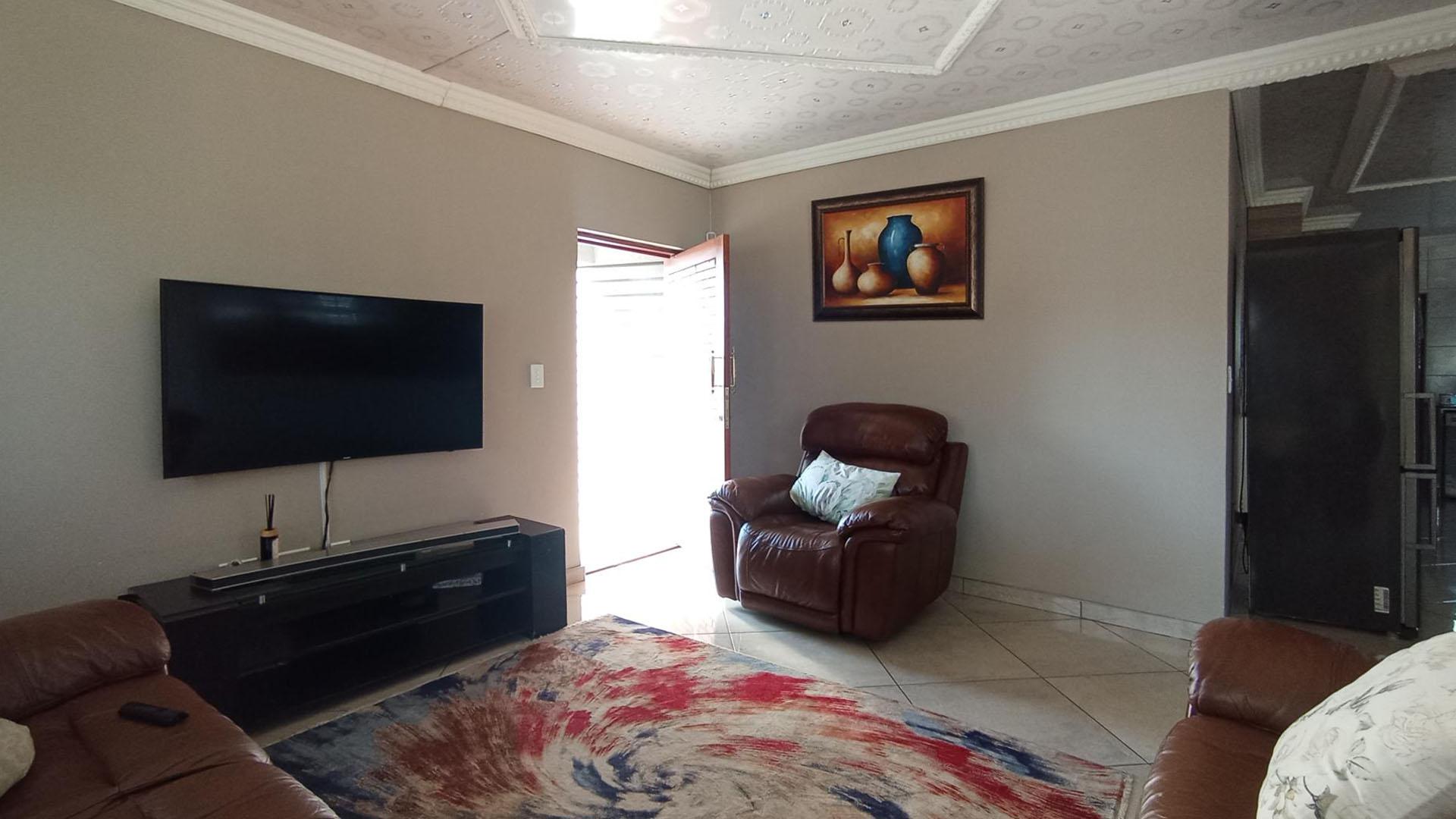 Lounges - 19 square meters of property in Clarina