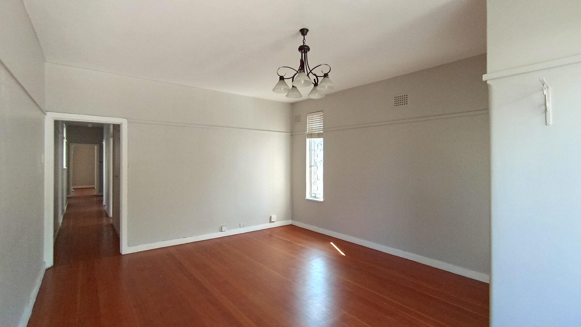 Lounges - 27 square meters of property in Musgrave