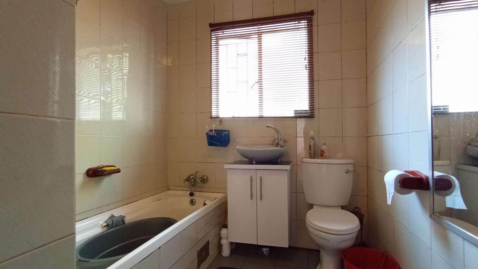 Bathroom 1 - 7 square meters of property in Union