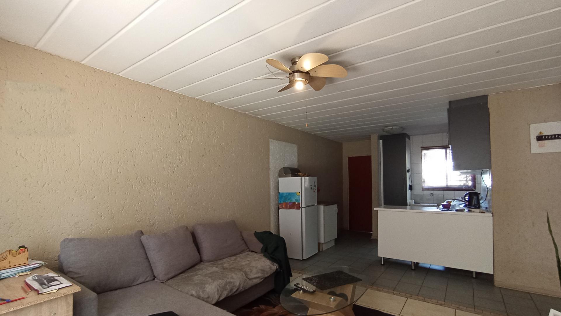 Lounges - 20 square meters of property in Union