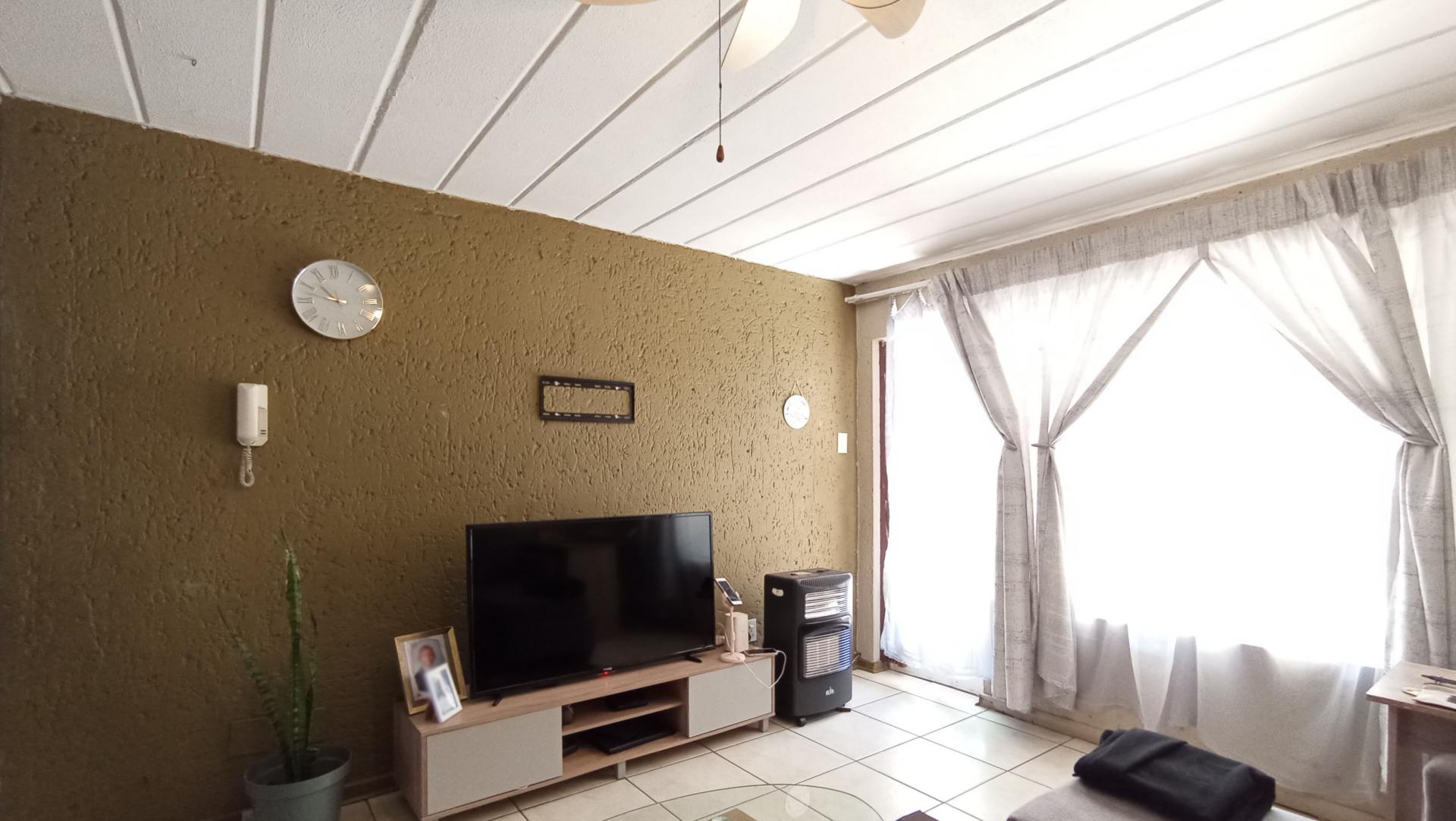 Lounges - 20 square meters of property in Union