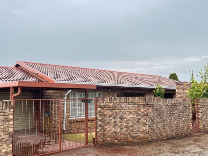 2 Bedroom Simplex for Sale For Sale in Die Hoewes - MR689652