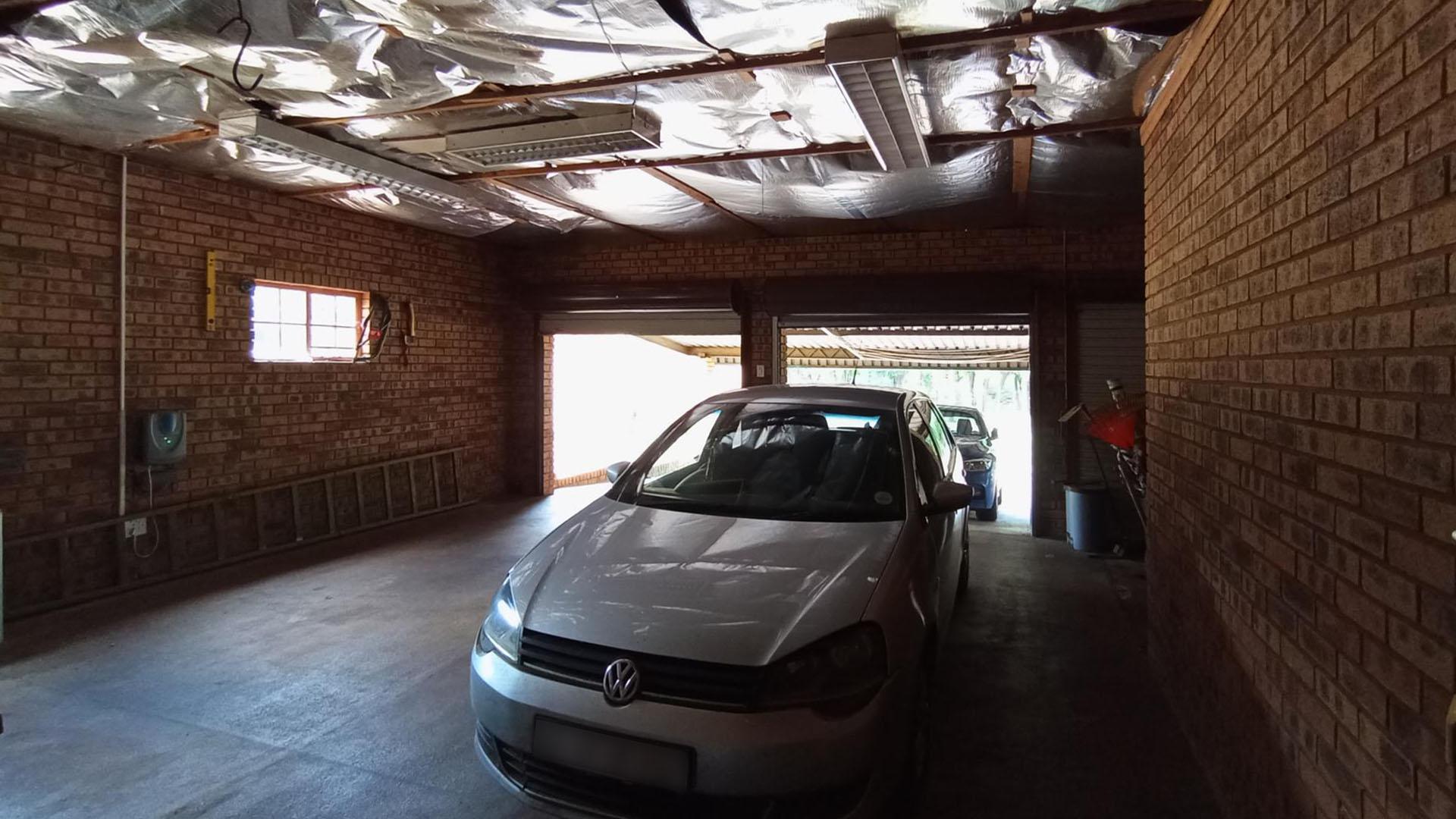 Garage - 61 square meters of property in Sunset View AH