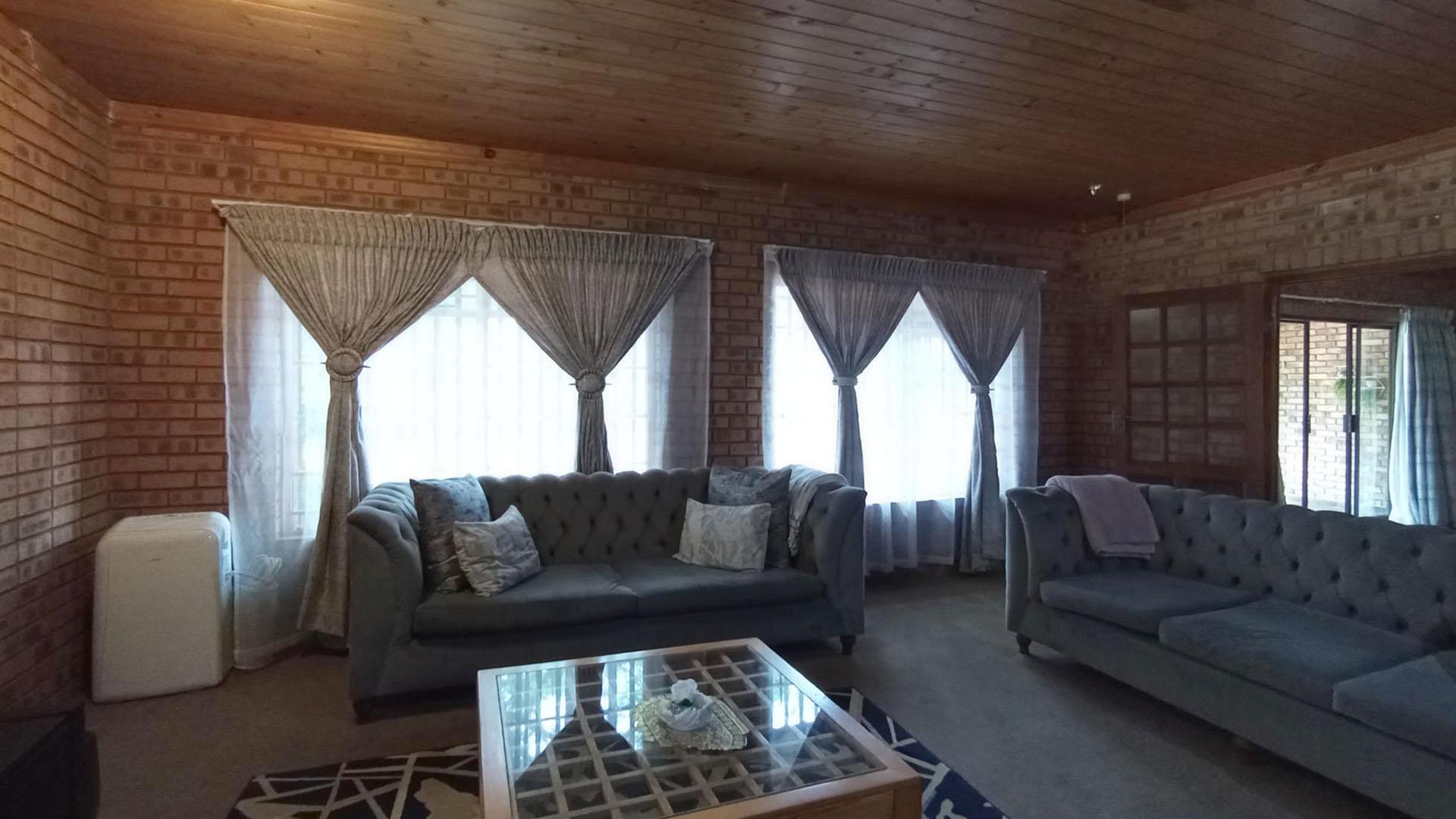 Lounges - 170 square meters of property in Sunset View AH