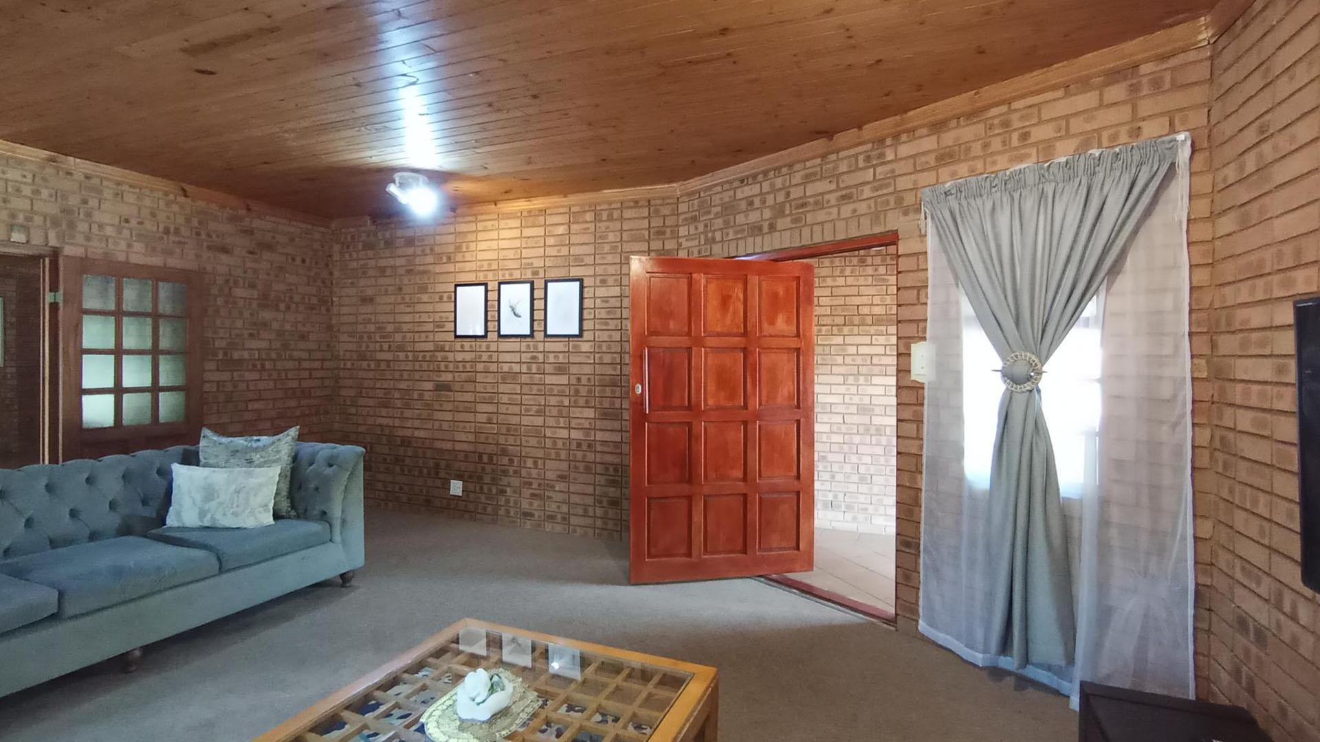 Lounges - 170 square meters of property in Sunset View AH