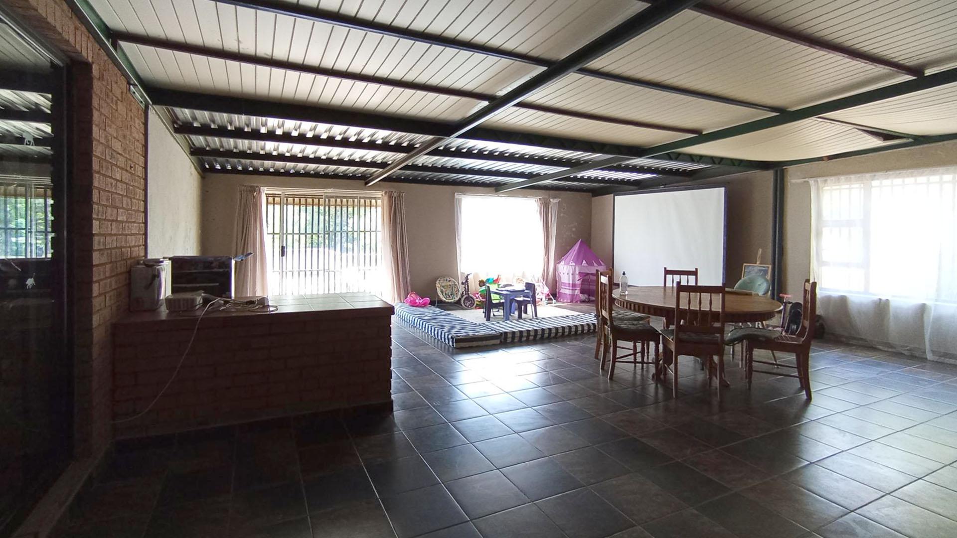 Lounges - 170 square meters of property in Sunset View AH