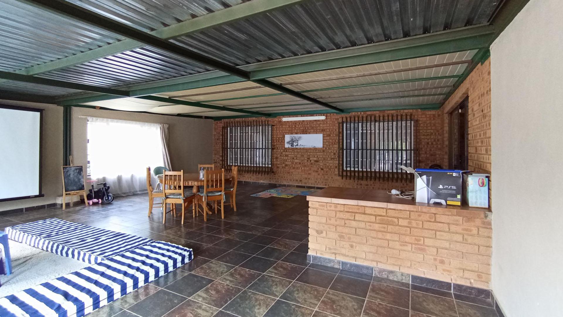 Lounges - 170 square meters of property in Sunset View AH