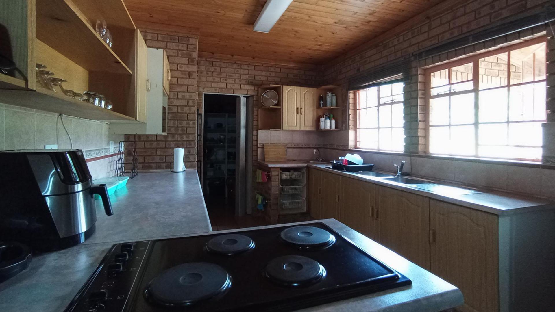 Kitchen - 24 square meters of property in Sunset View AH