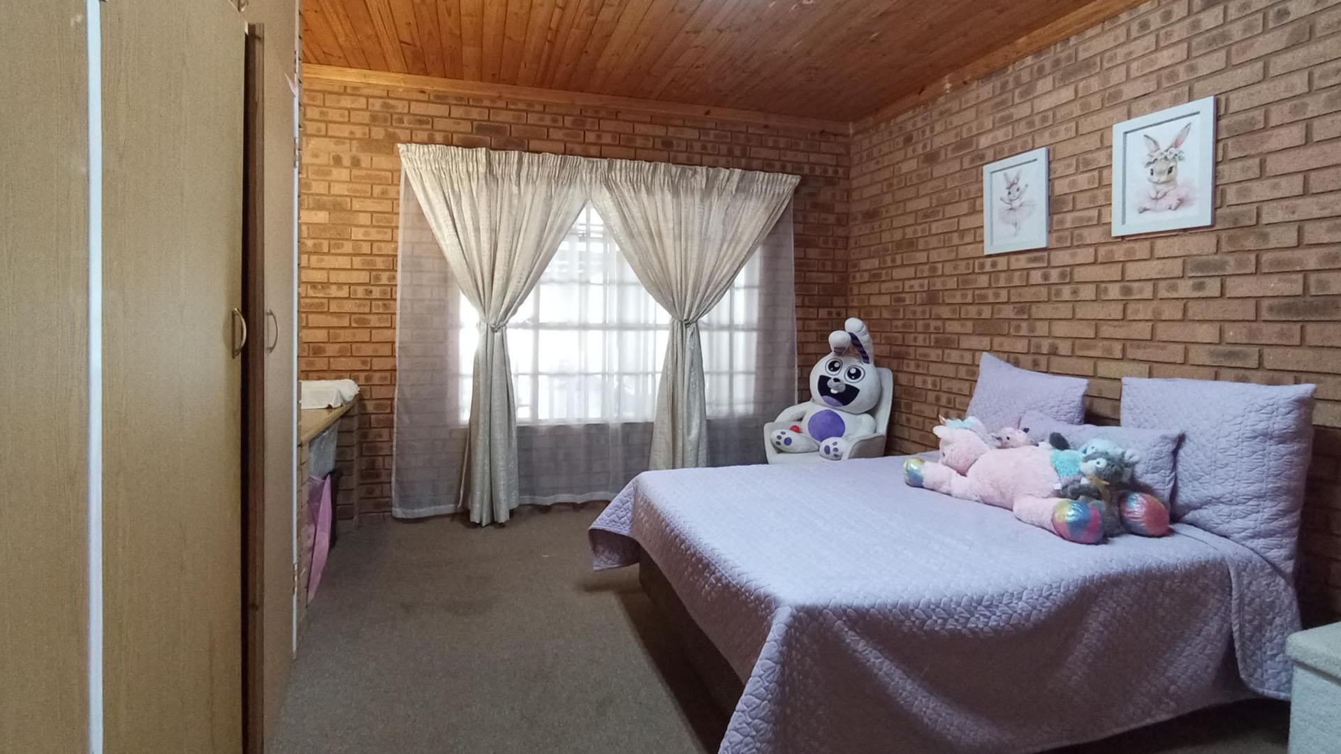 Bed Room 3 - 21 square meters of property in Sunset View AH