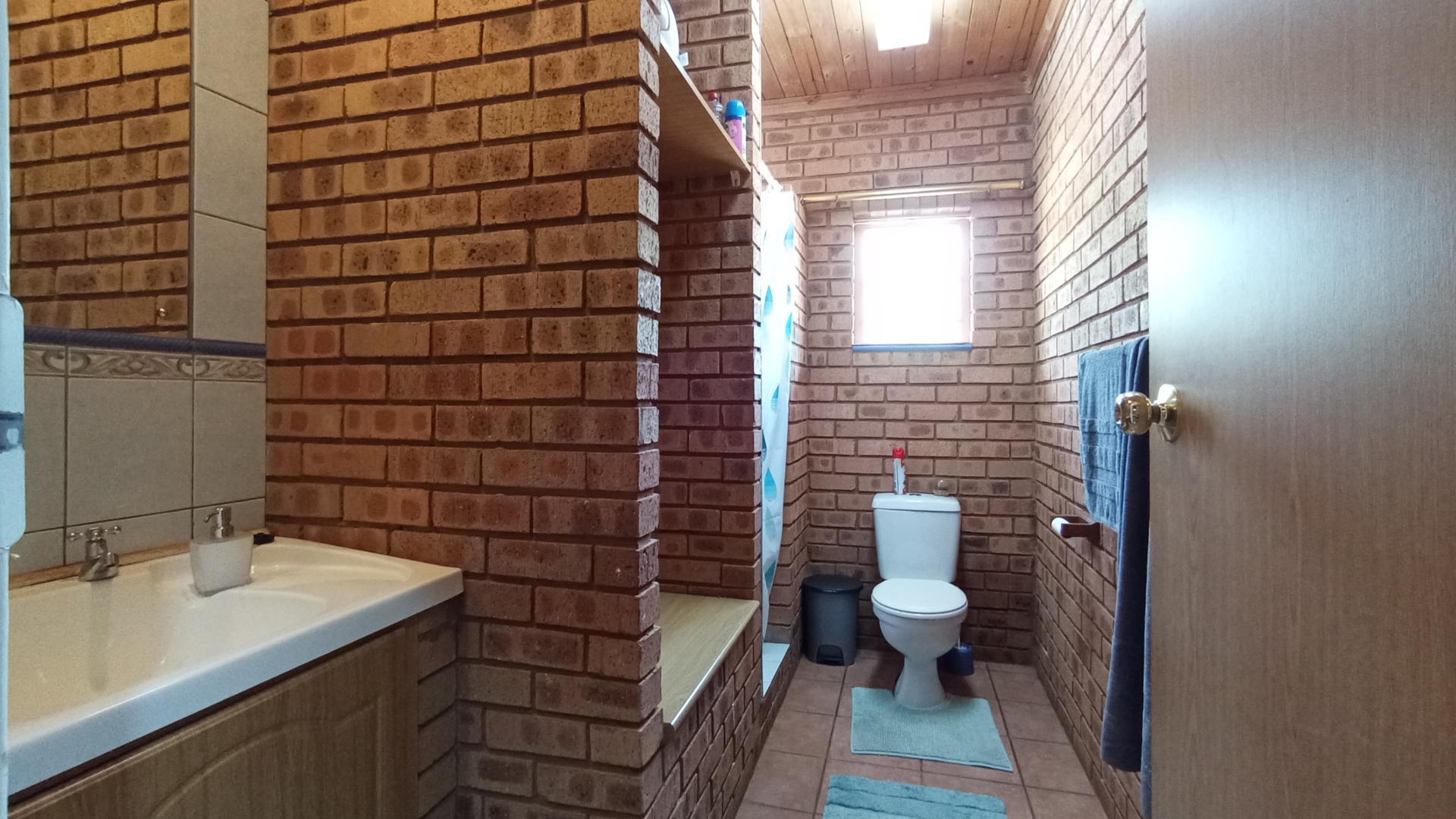 Bathroom 1 - 7 square meters of property in Sunset View AH